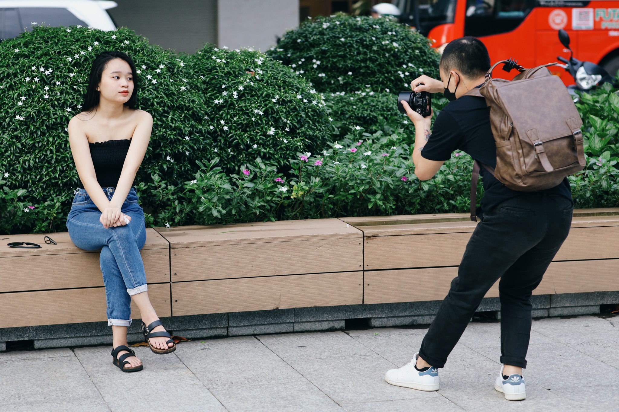 gioi tre xuong pho sau gian cach anh 6