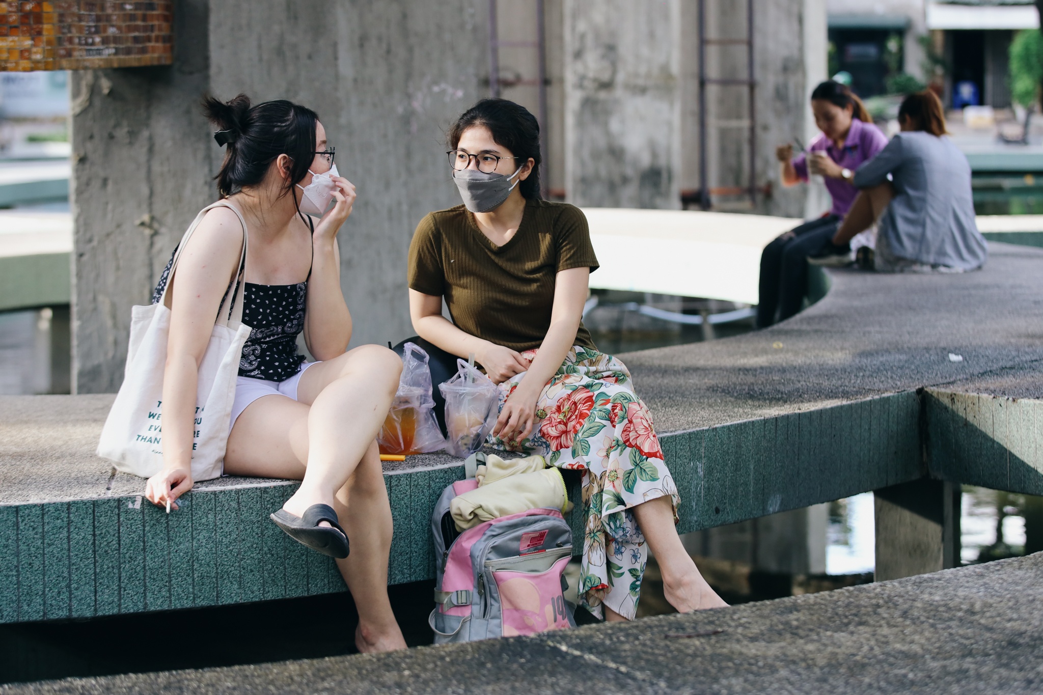 gioi tre xuong pho sau gian cach anh 14