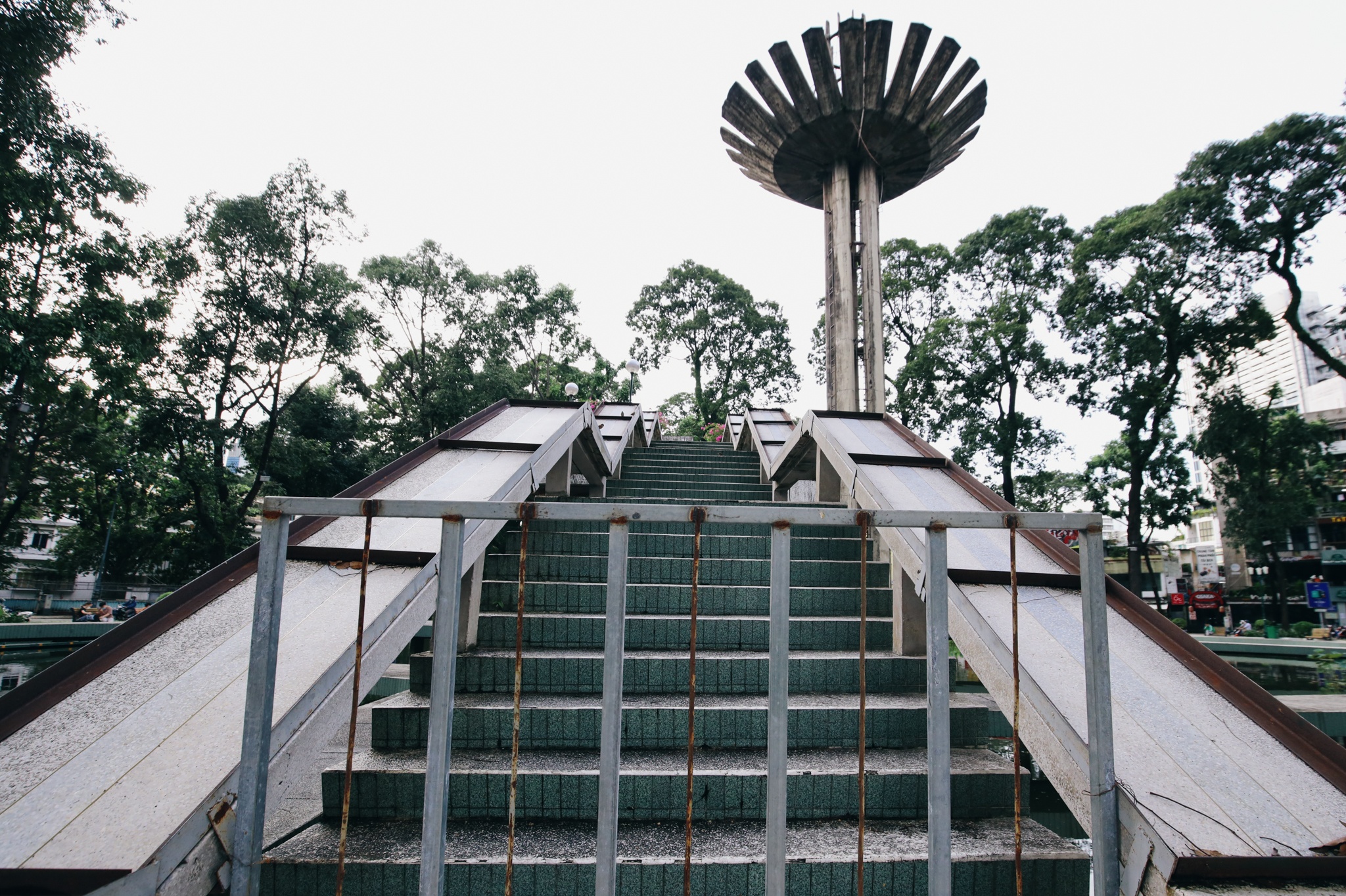 gioi tre xuong pho sau gian cach anh 15