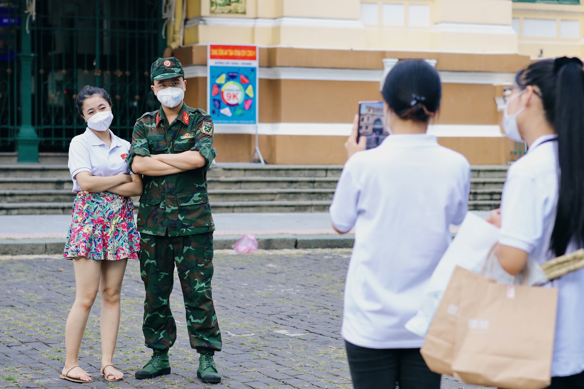 gioi tre xuong pho sau gian cach anh 12