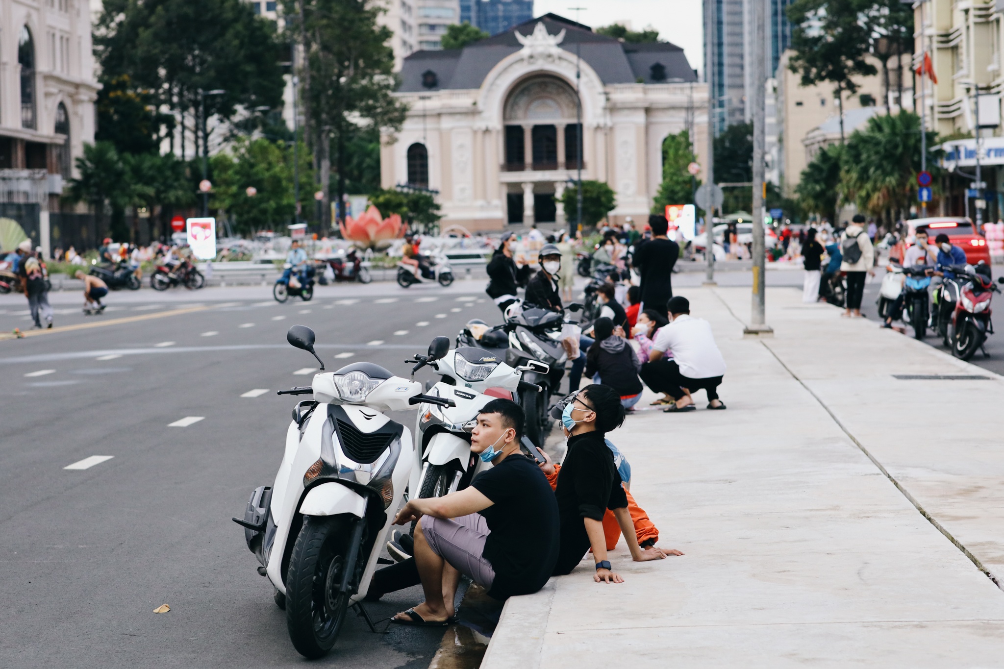 gioi tre xuong pho sau gian cach anh 9