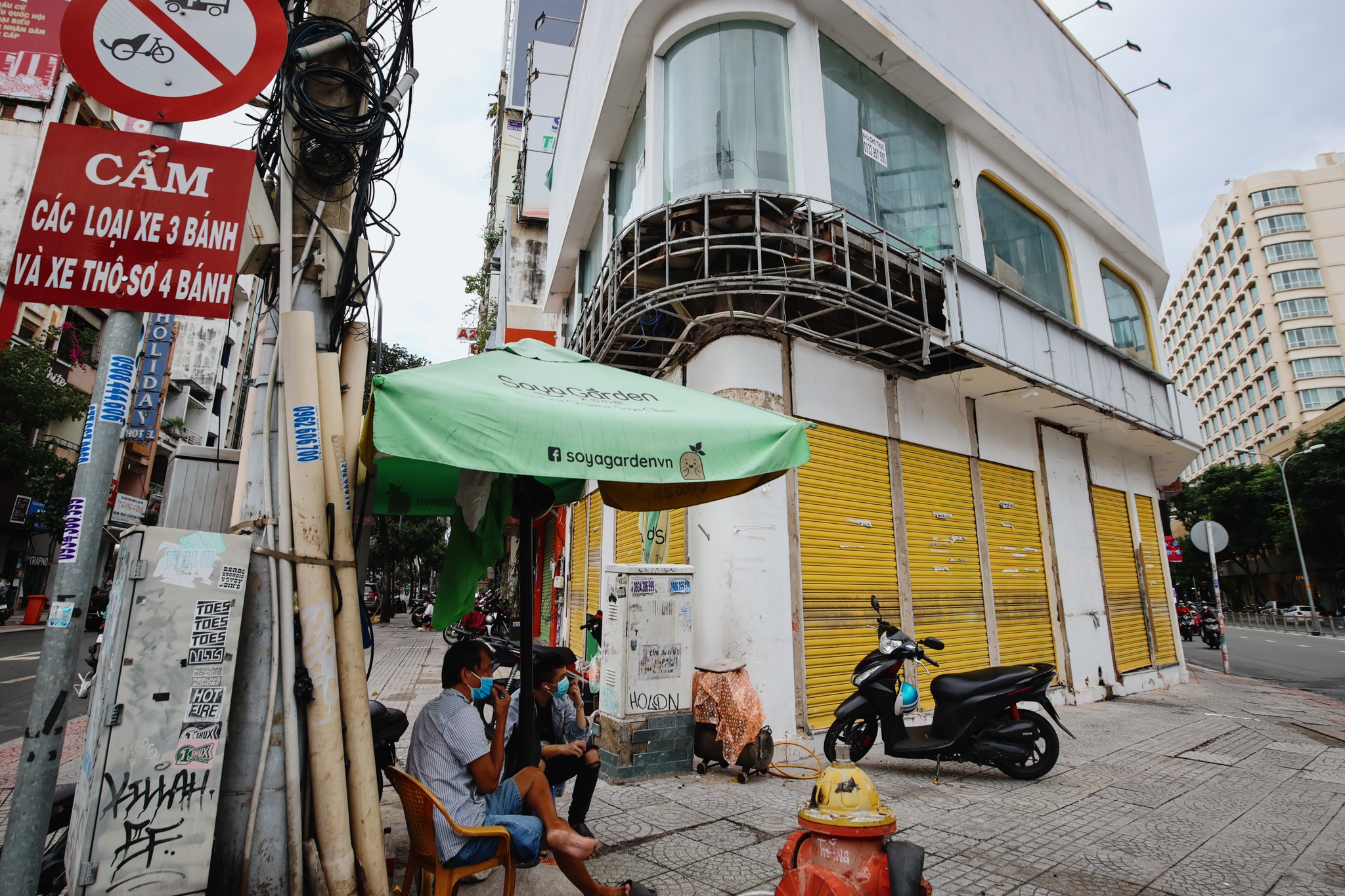 Mat bang o nga 6 Phu Dong vang khach thue hinh anh