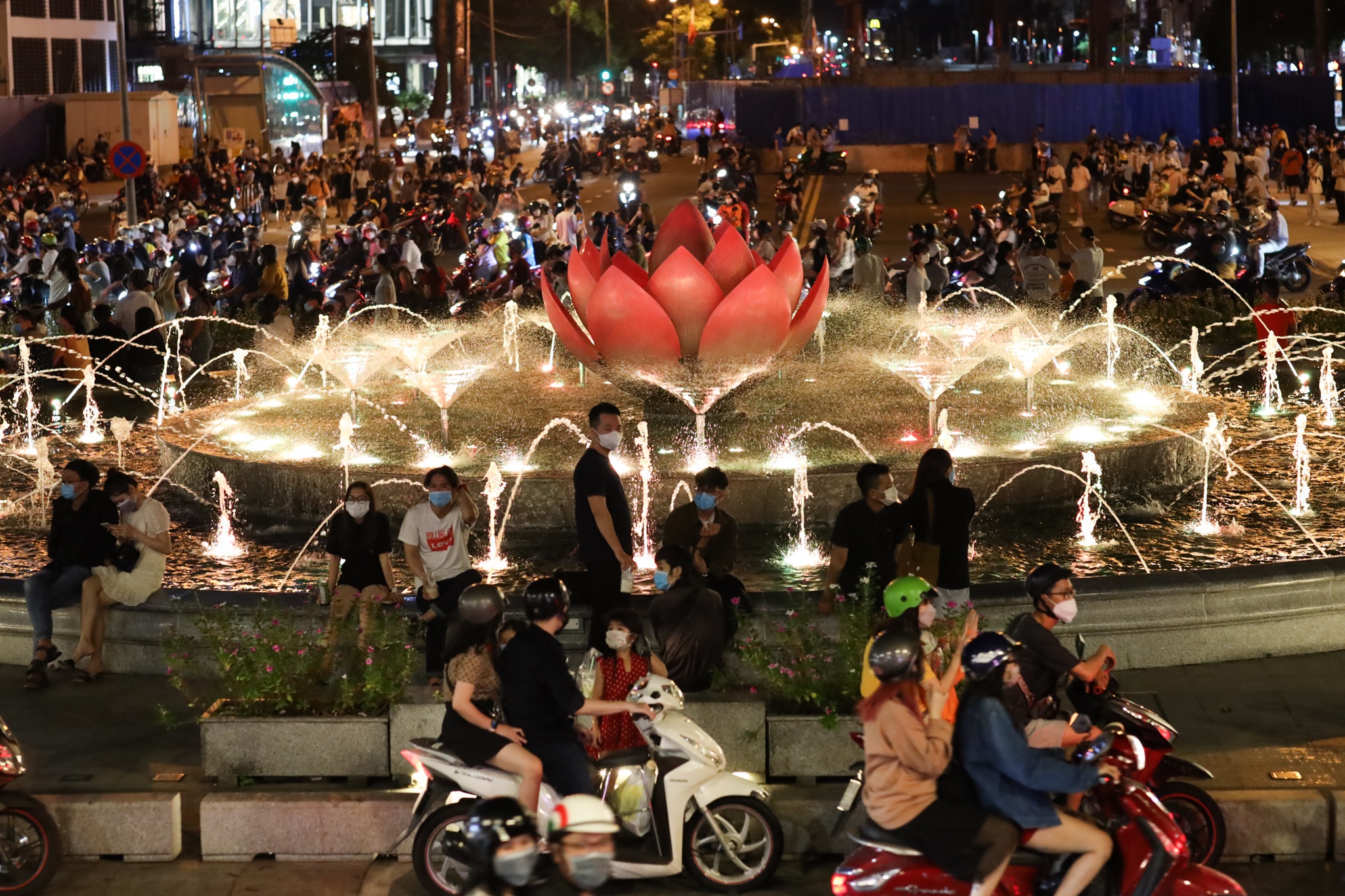 Trung tam TP.HCM dong duc ngay cuoi tuan anh 1