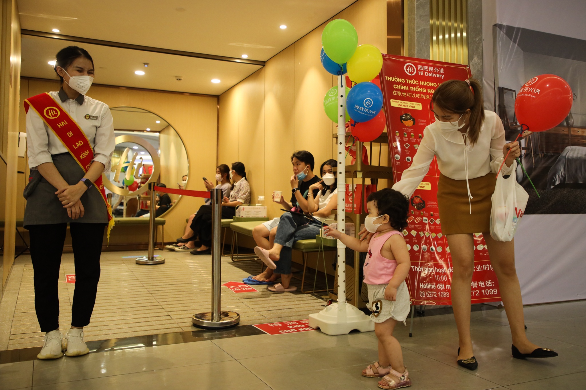 lac dac cua hang o trung tam thuong mai ban tai cho anh 11