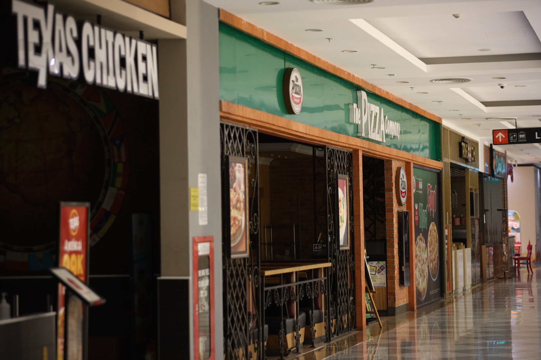 lac dac cua hang o trung tam thuong mai ban tai cho anh 1