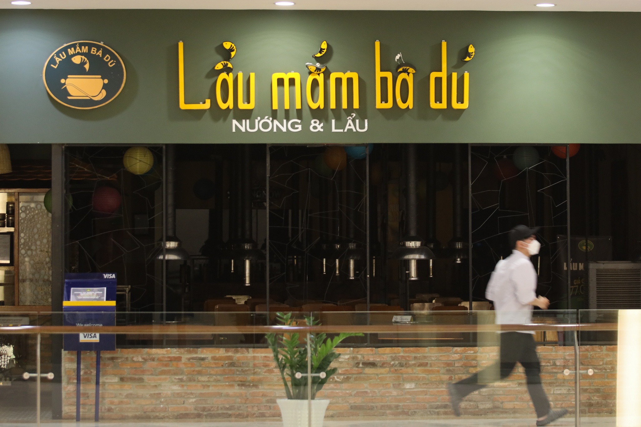 lac dac cua hang o trung tam thuong mai ban tai cho anh 2