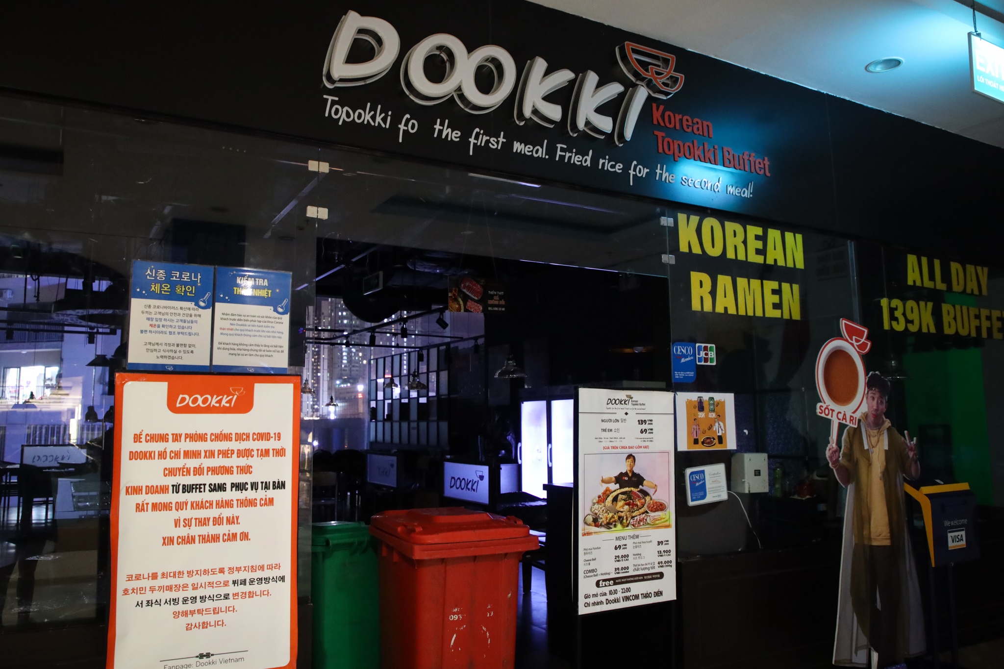 lac dac cua hang o trung tam thuong mai ban tai cho anh 4