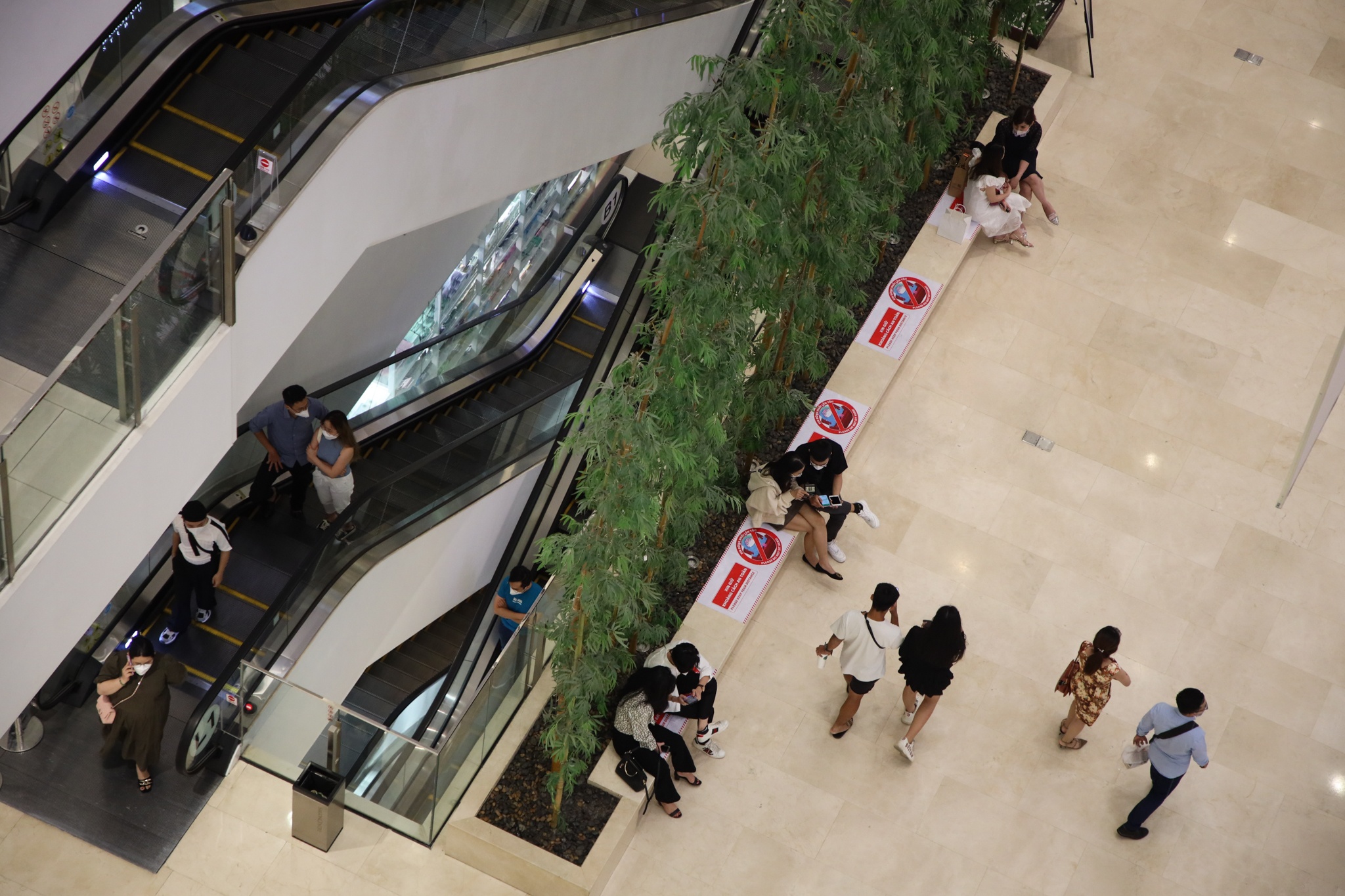 lac dac cua hang o trung tam thuong mai ban tai cho anh 5