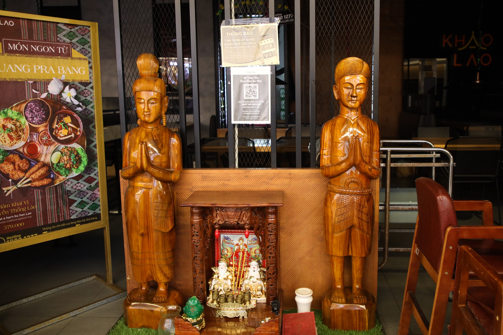 lac dac cua hang o trung tam thuong mai ban tai cho anh 9