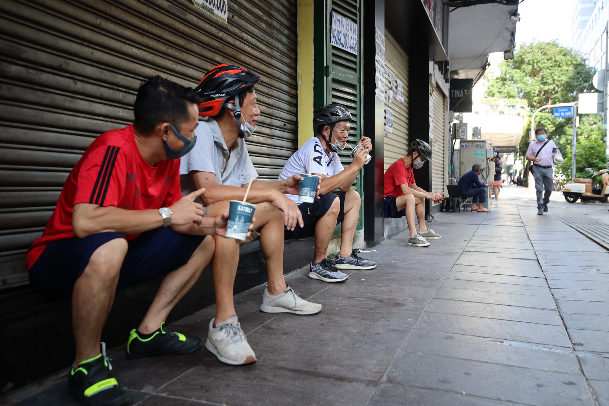 Cac quan ca phe ngay dau mo ban tai cho anh 12