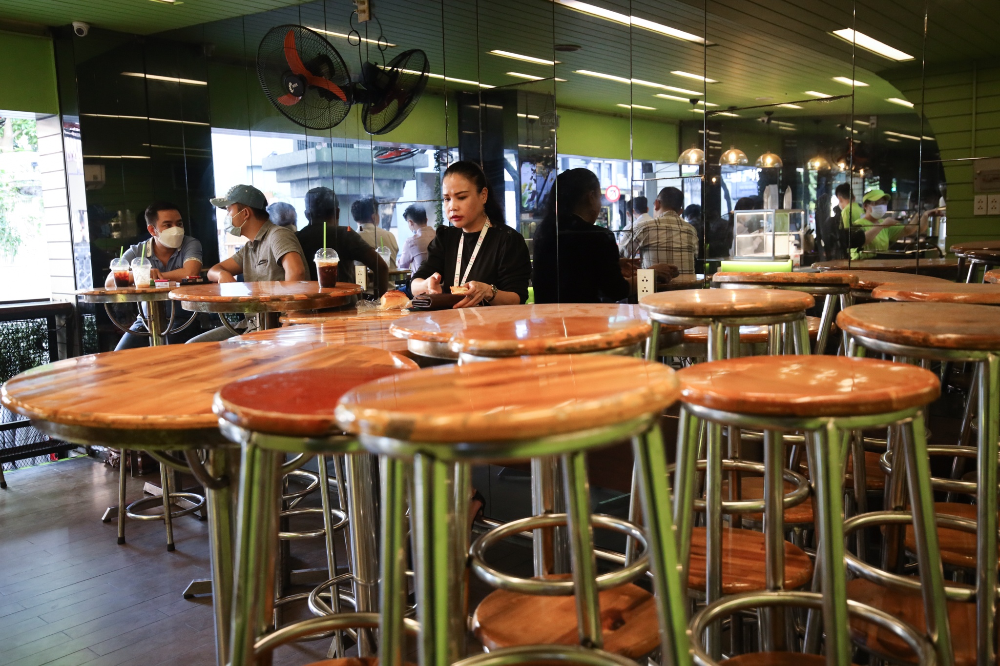 Cac quan ca phe ngay dau mo ban tai cho anh 6