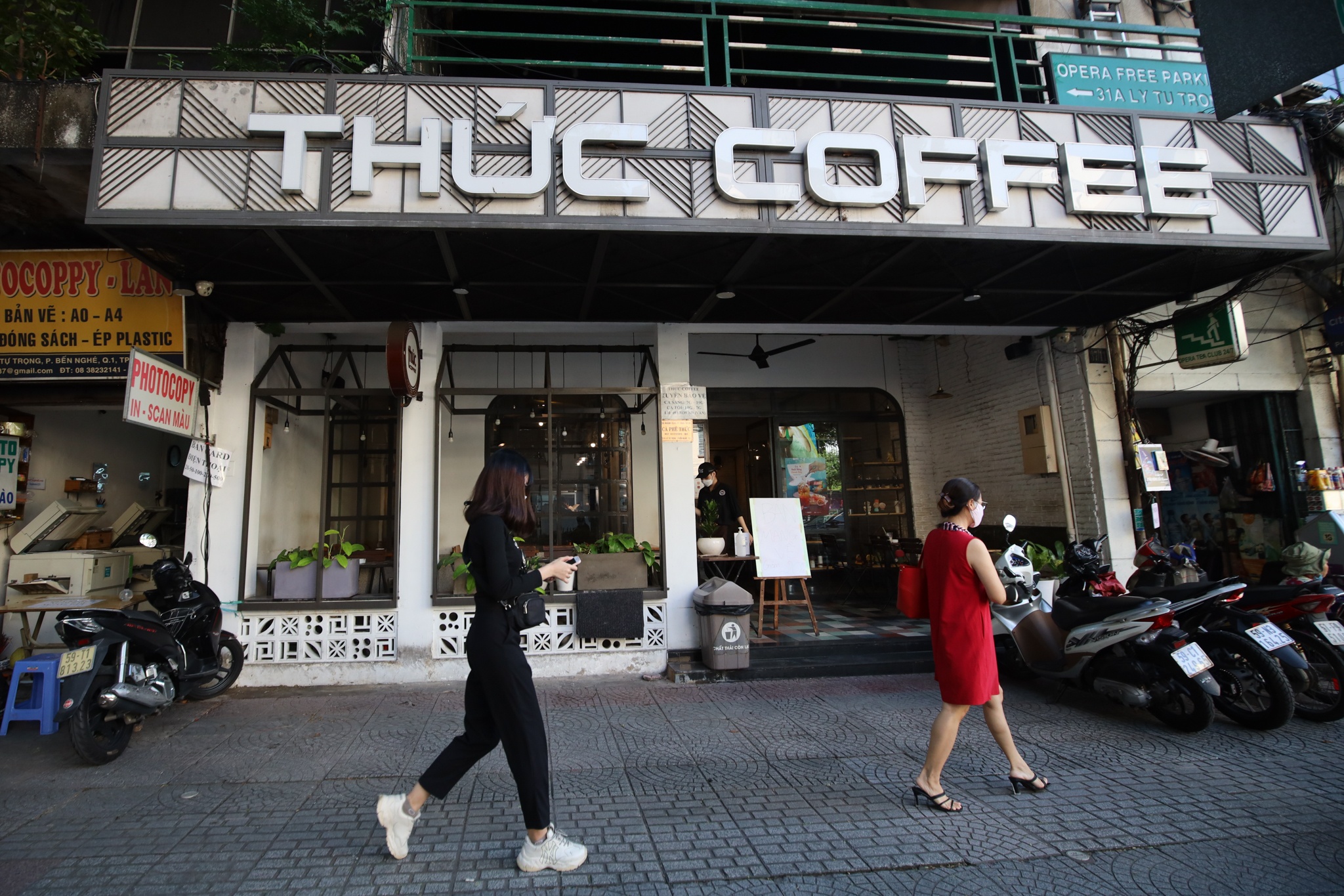 Cac quan ca phe ngay dau mo ban tai cho anh 1