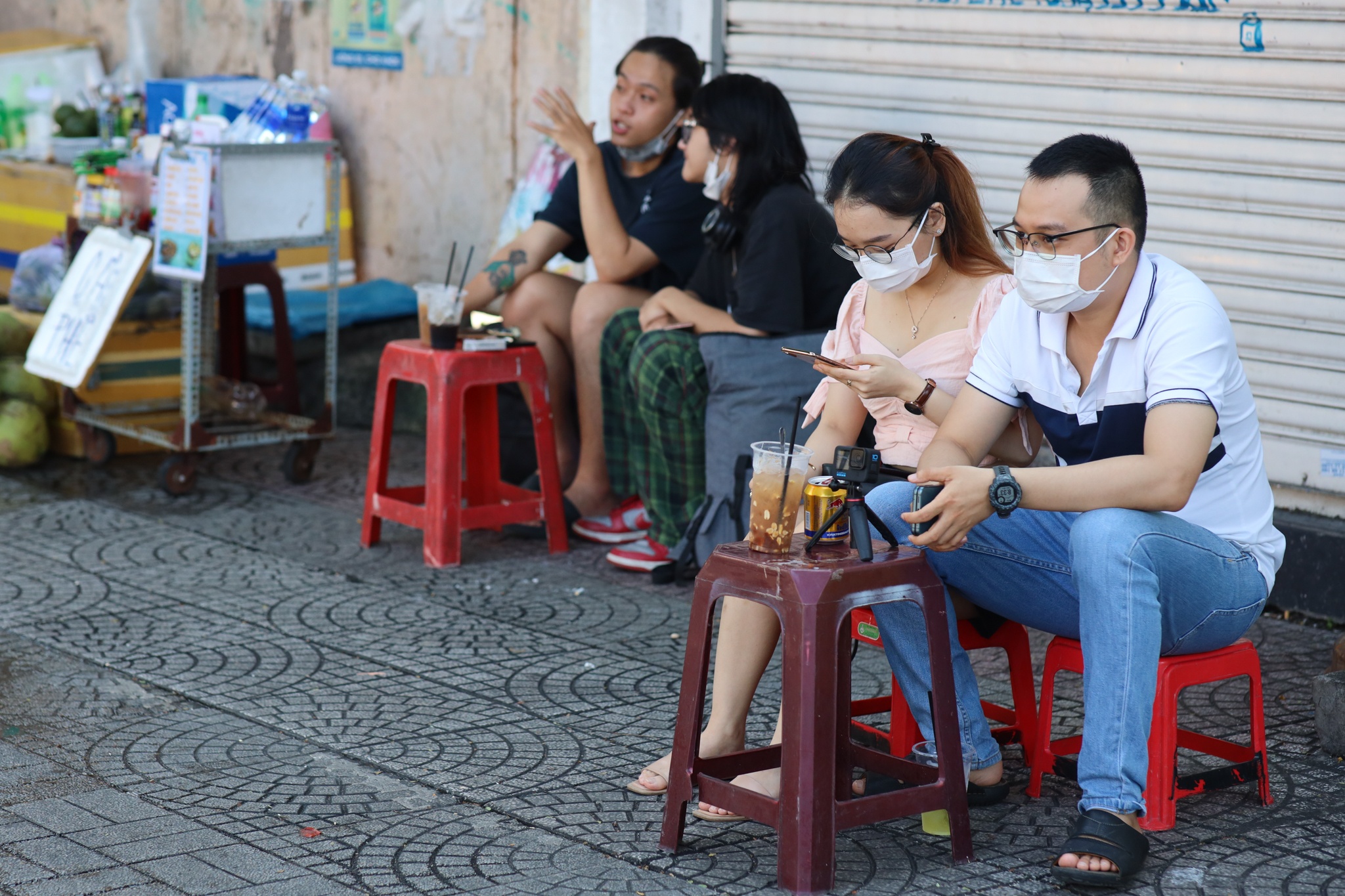 Cac quan ca phe ngay dau mo ban tai cho anh 10