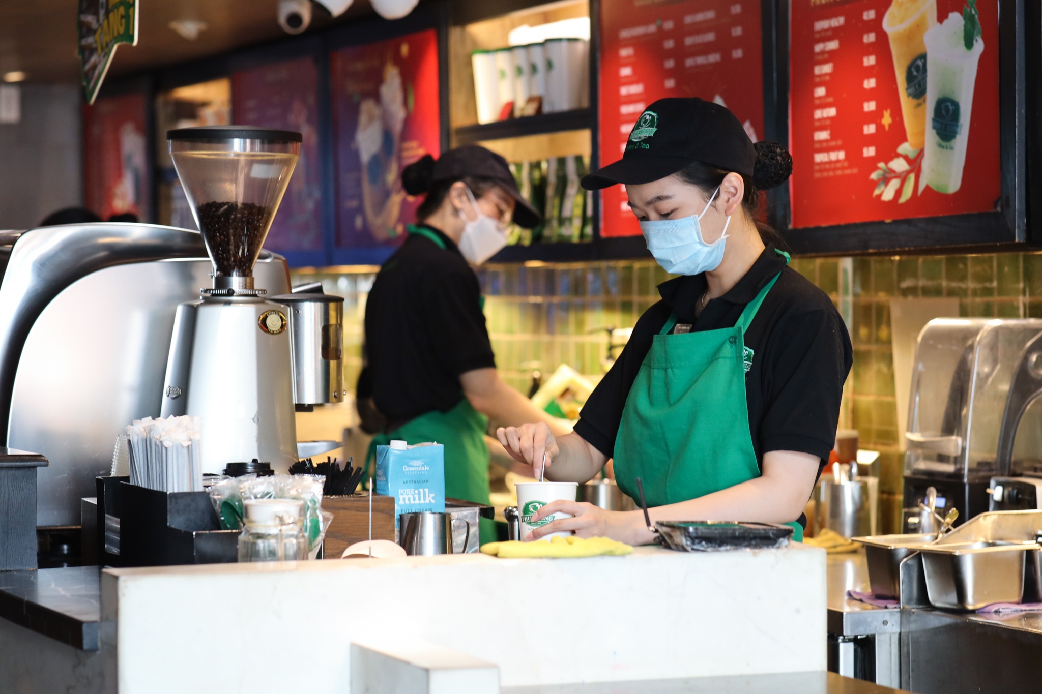 Nha hang,  cua hieu kho tuyen nhan vien anh 1