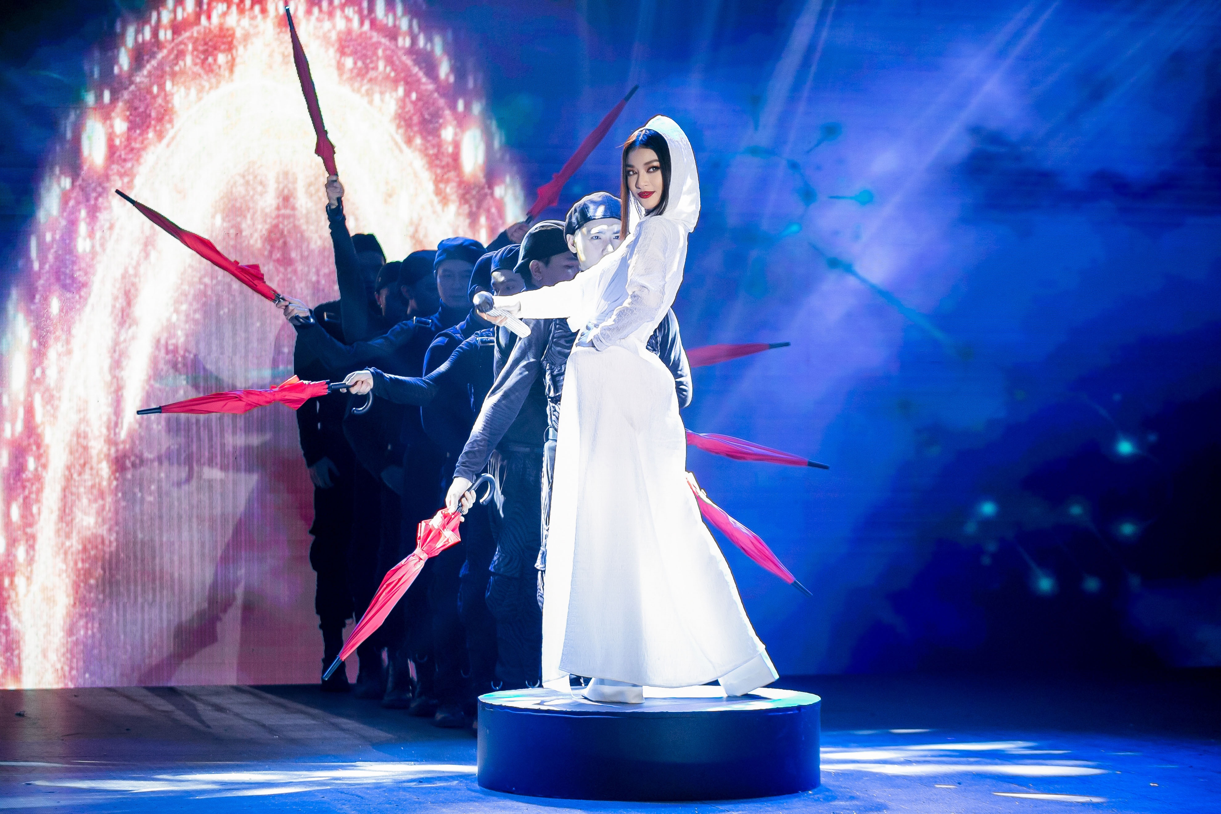 ban ket the heroes anh 9