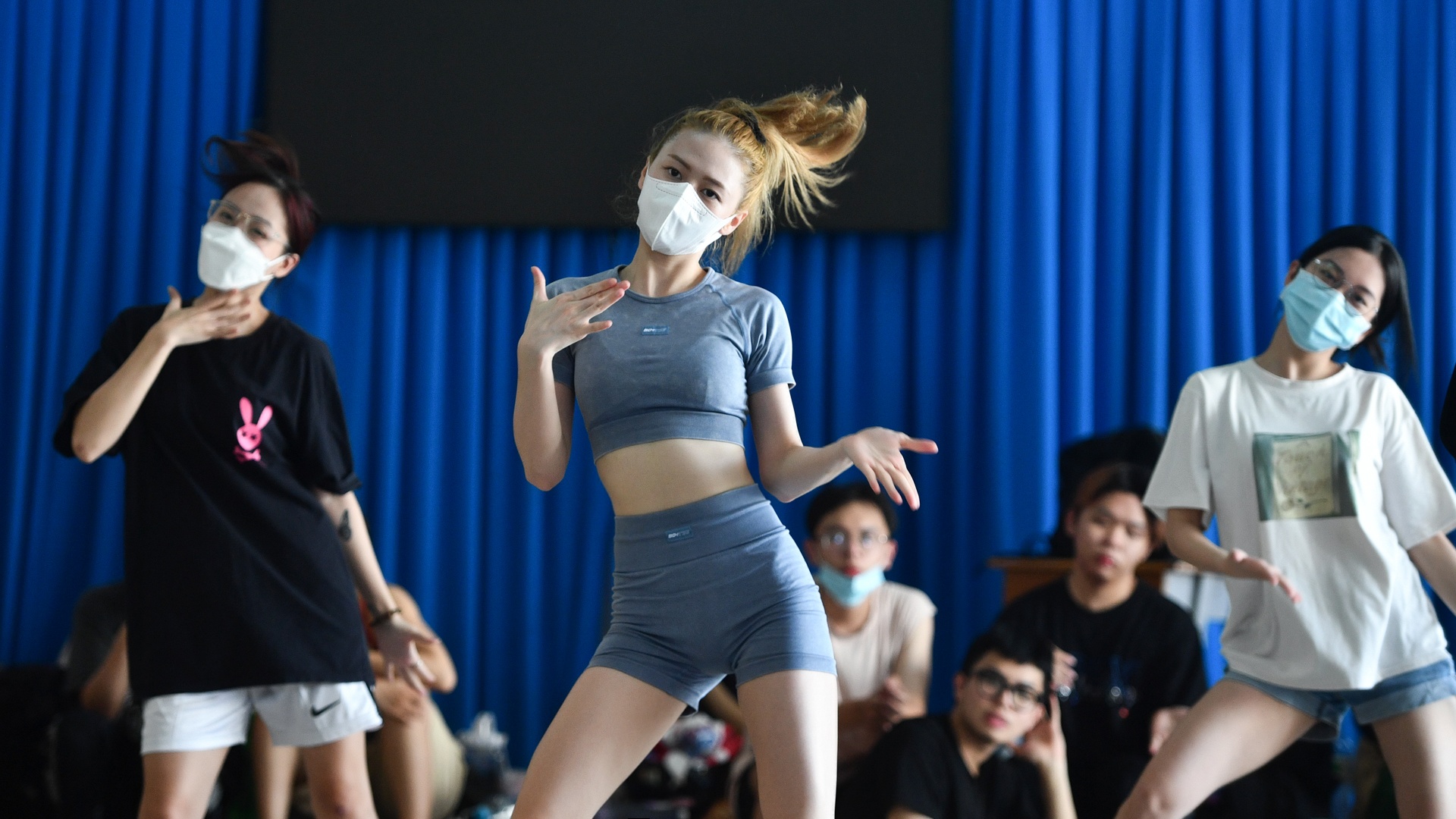 Liz Kim Cương tập nhảy khi đang chấn thương ảnh 1 Liz Kim Cuong tap nhay khi dang chan thuong anh 1