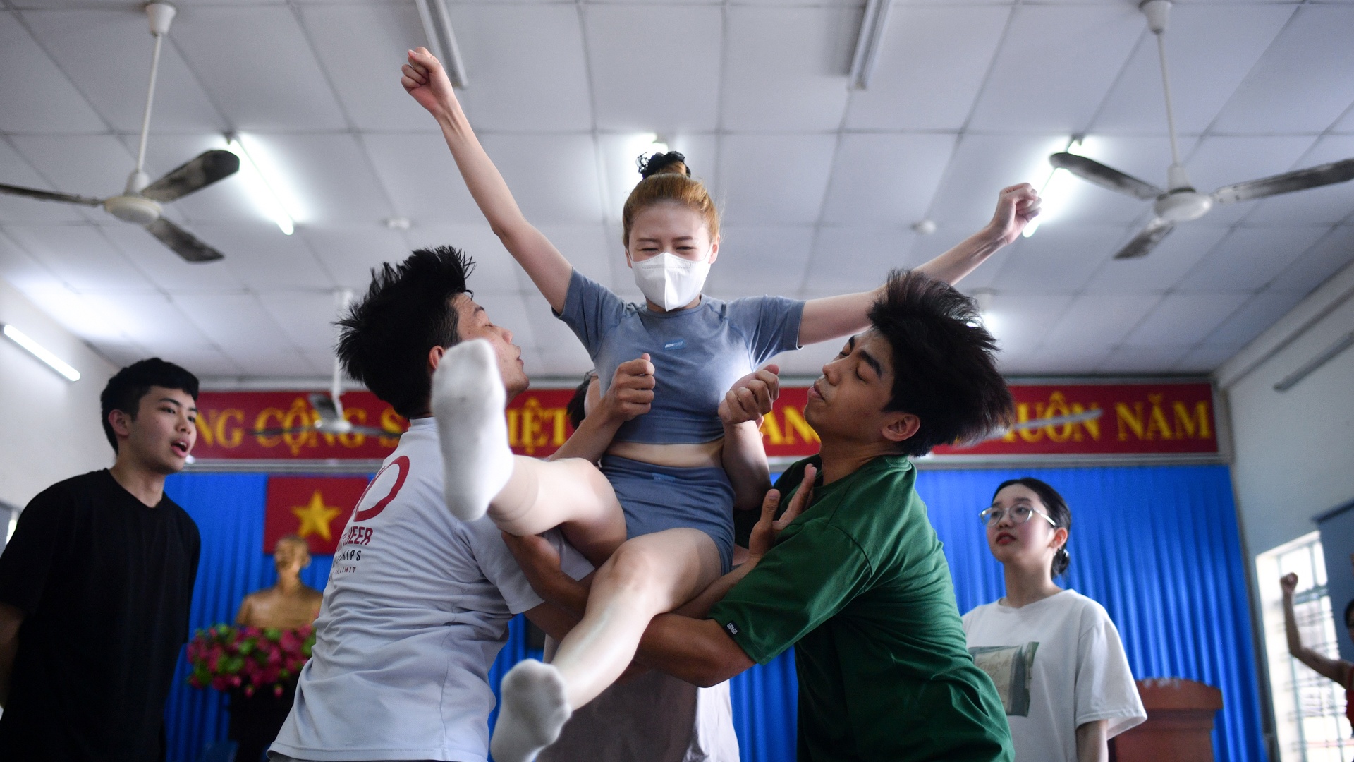 Liz Kim Cương tập nhảy khi đang chấn thương ảnh 2 Liz Kim Cuong tap nhay khi dang chan thuong anh 2