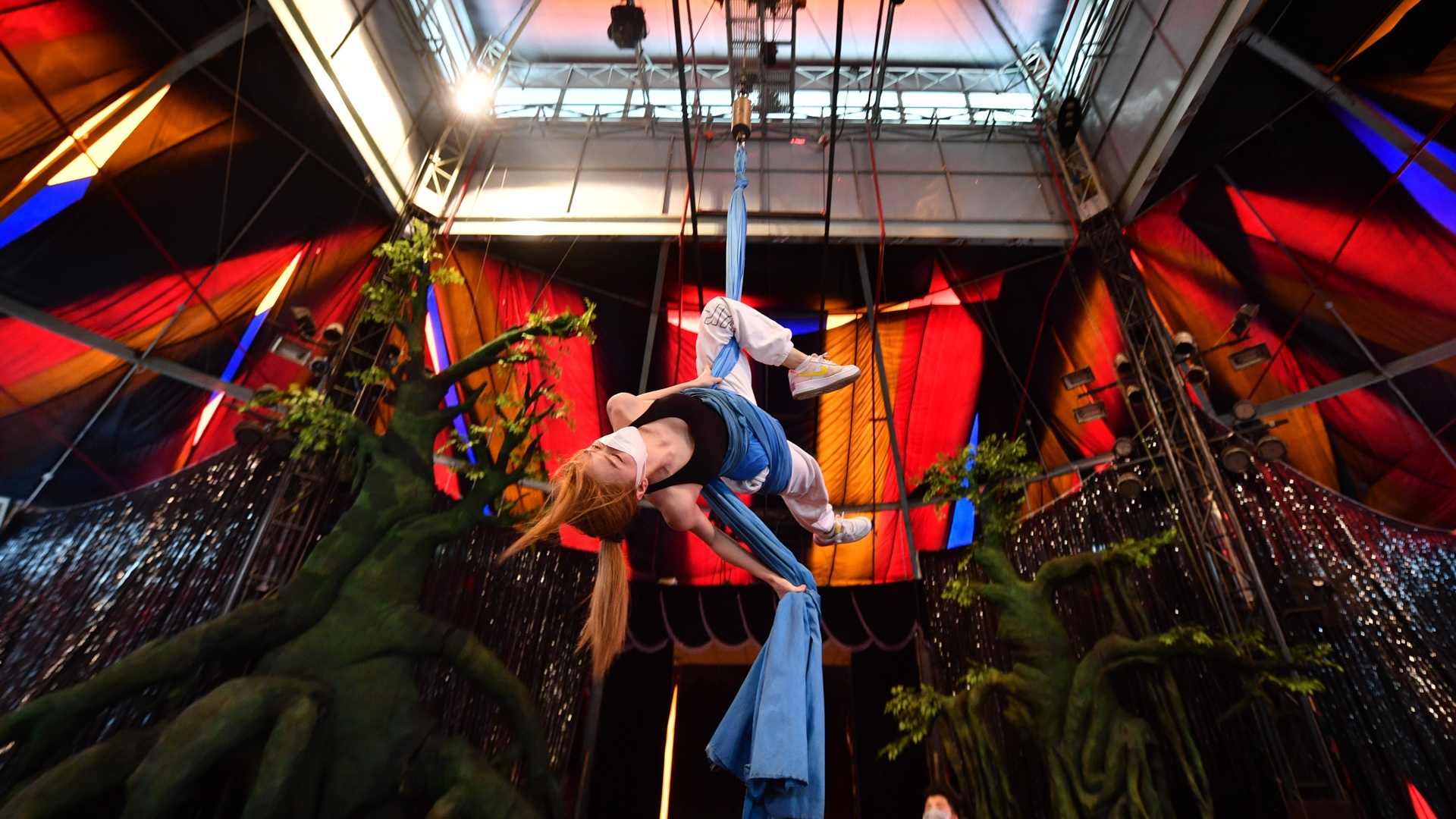 Liz Kim Cương tập nhảy khi đang chấn thương ảnh 4 Liz Kim Cuong tap nhay khi dang chan thuong anh 4