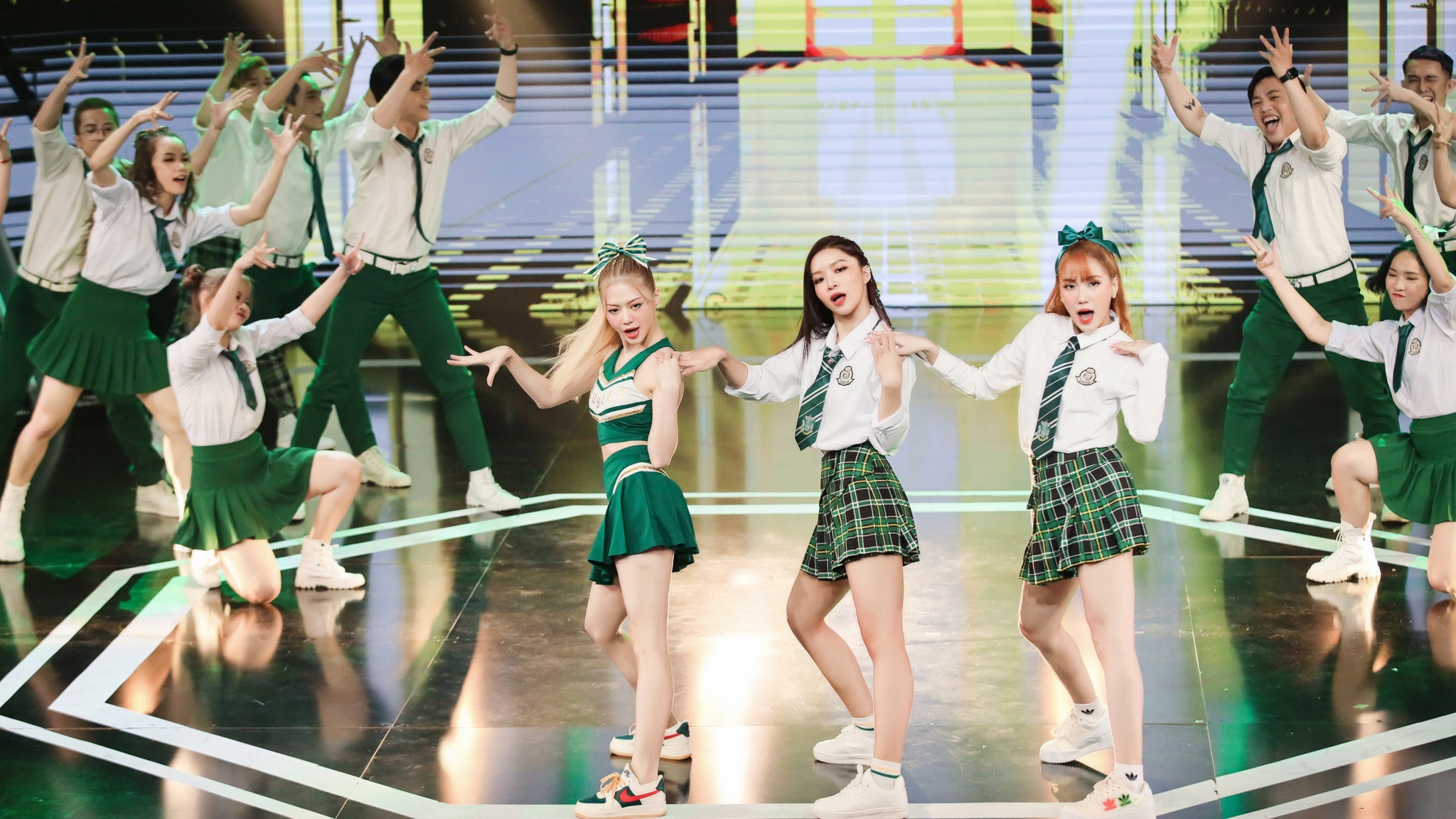 Liz Kim Cương tập nhảy khi đang chấn thương ảnh 7 Liz Kim Cuong tap nhay khi dang chan thuong anh 7