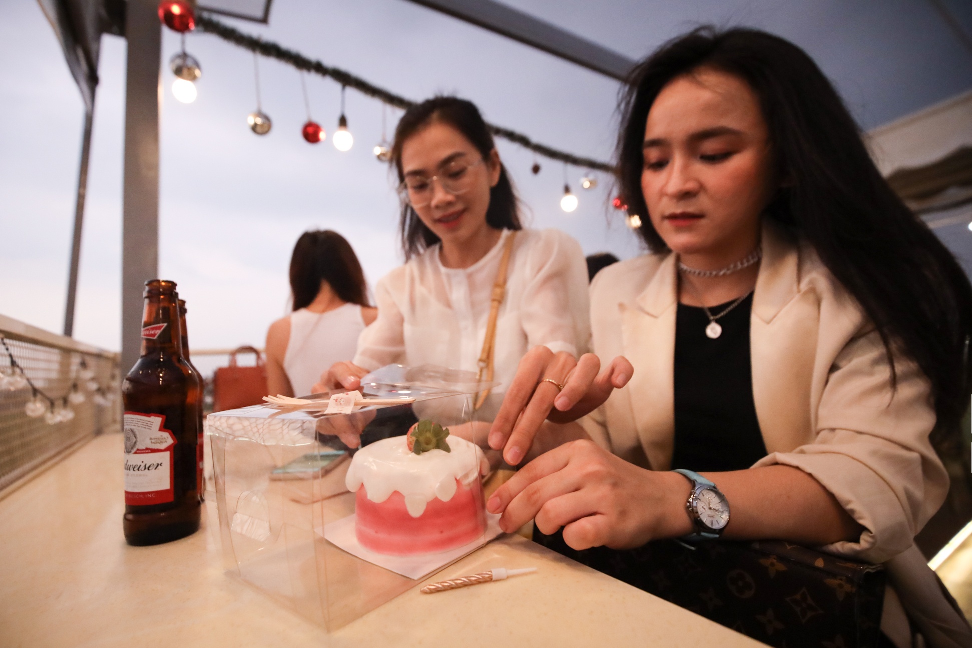 quan ca phe ngam may bay anh 12