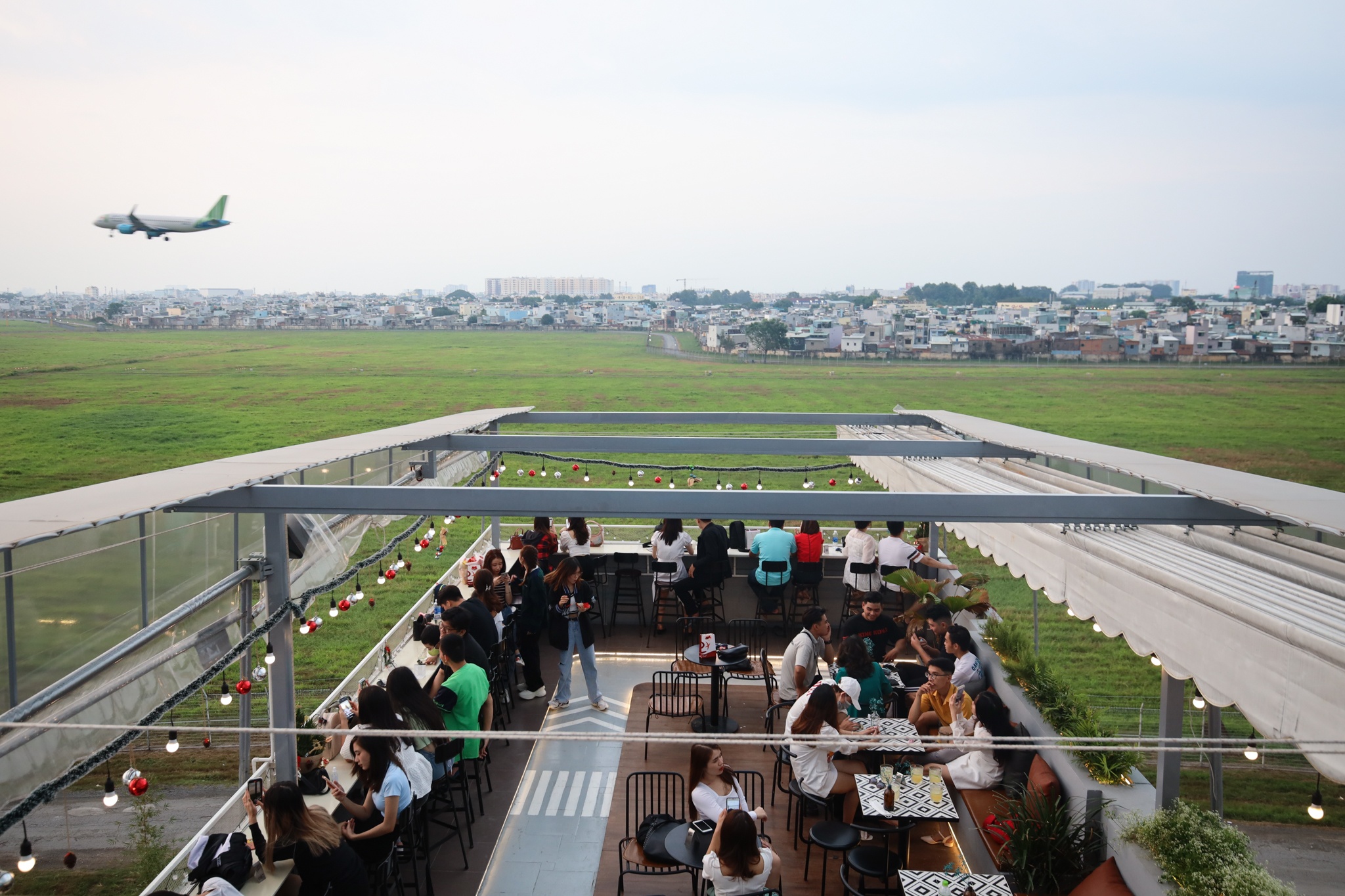 quan ca phe ngam may bay anh 1