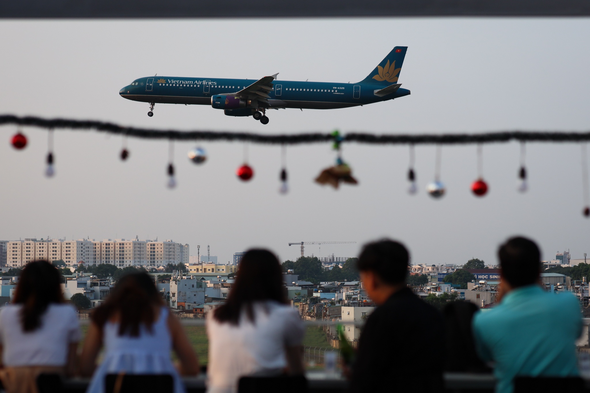 quan ca phe ngam may bay anh 3