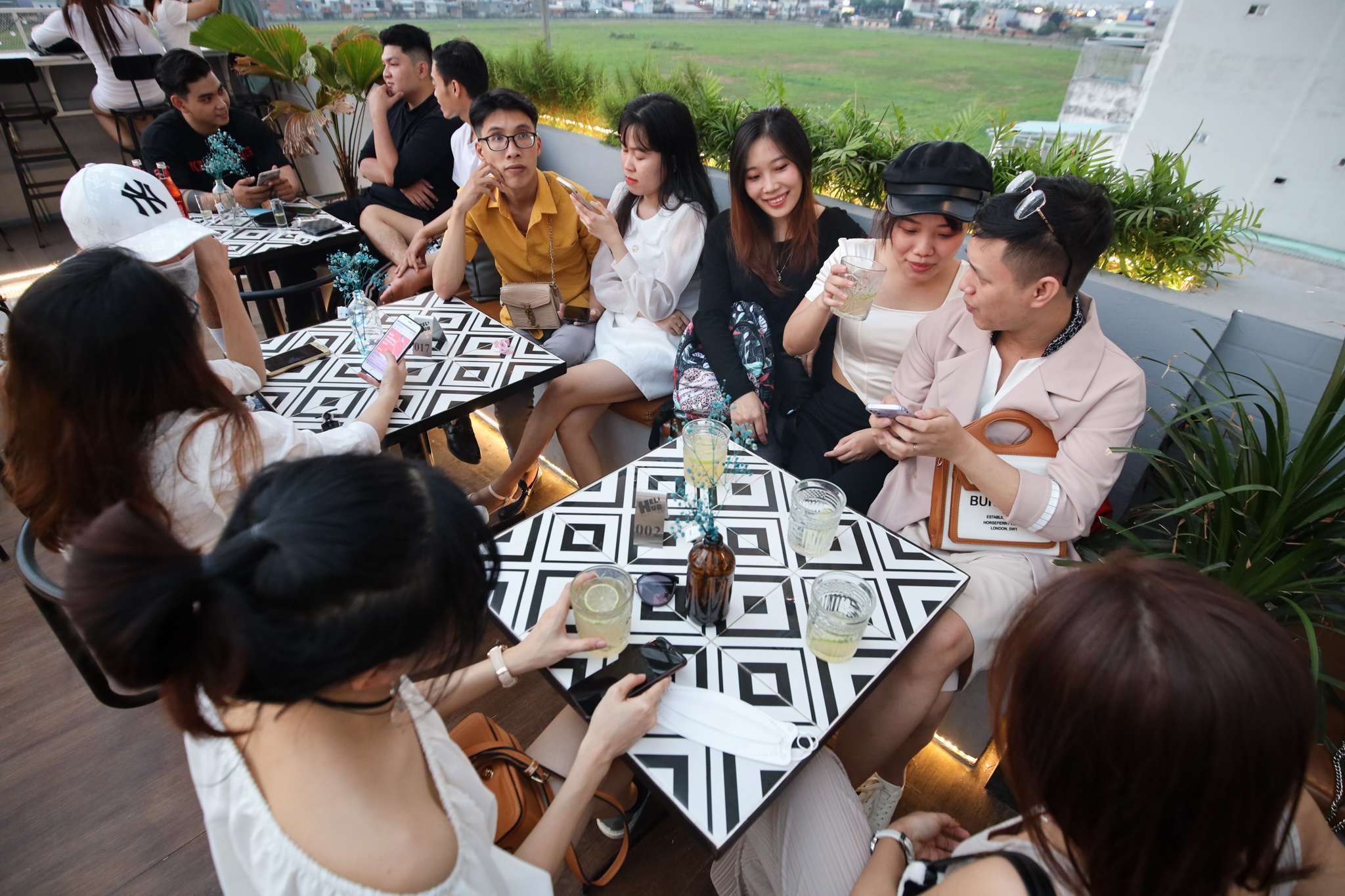 quan ca phe ngam may bay anh 10