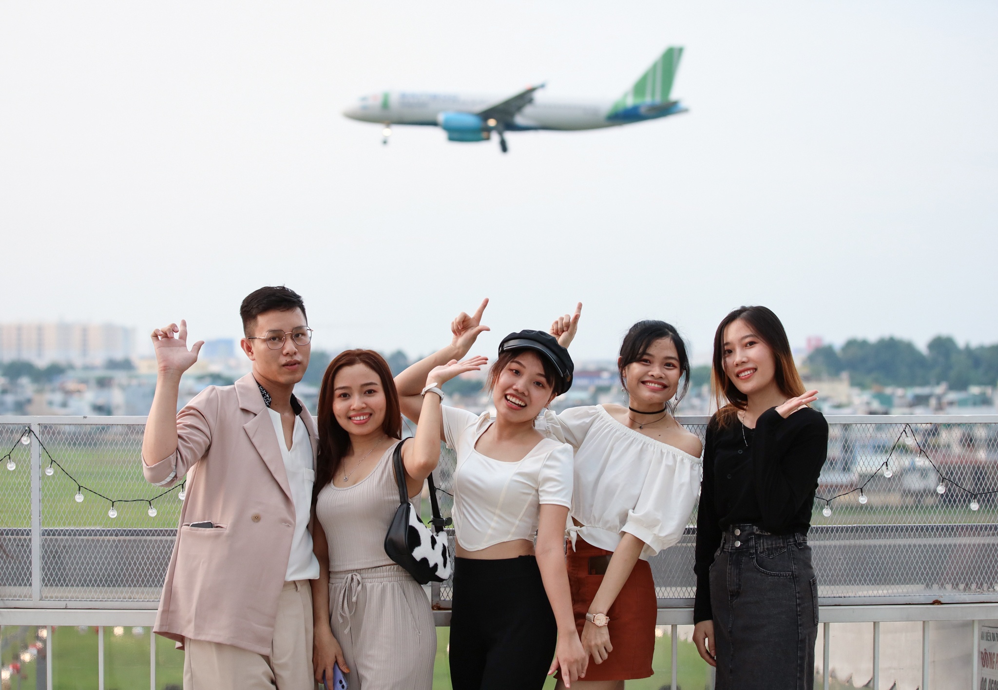 Gioi tre TP.HCM di 'san may bay' tai ca phe rooftop hinh anh