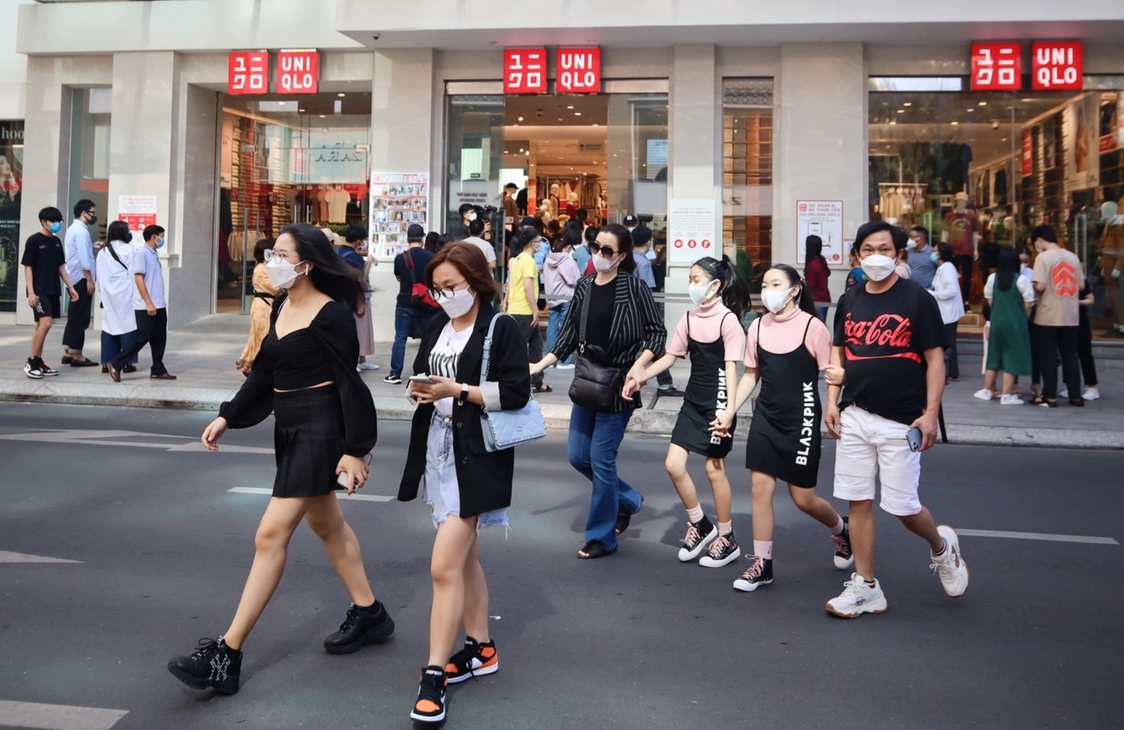 Gioi tre TP.HCM ngoi ca phe, mua sam ngay dau nam moi hinh anh