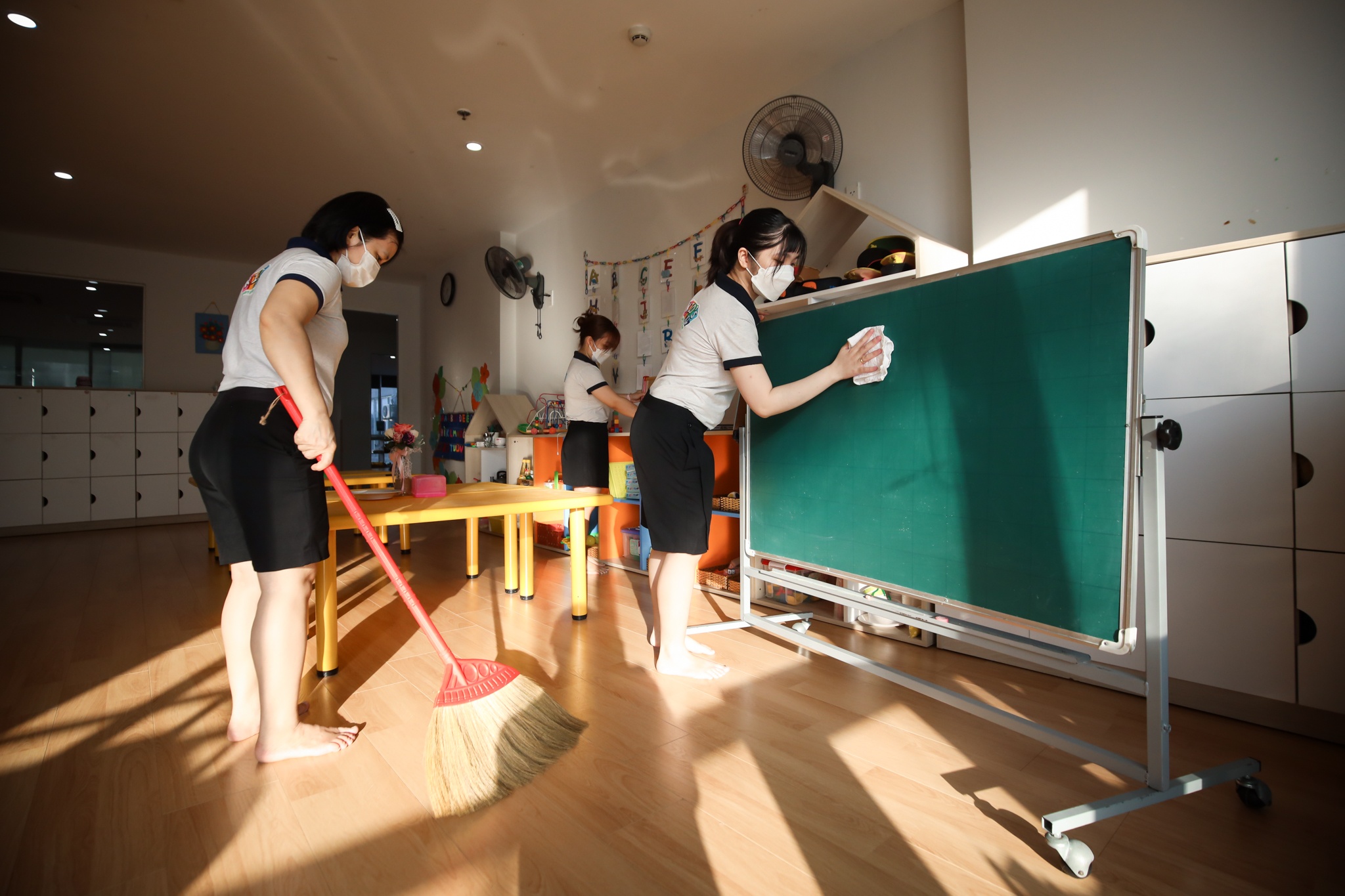 trẻ khóc khi đi học lại ảnh 1 tre khoc khi di hoc lai anh 1