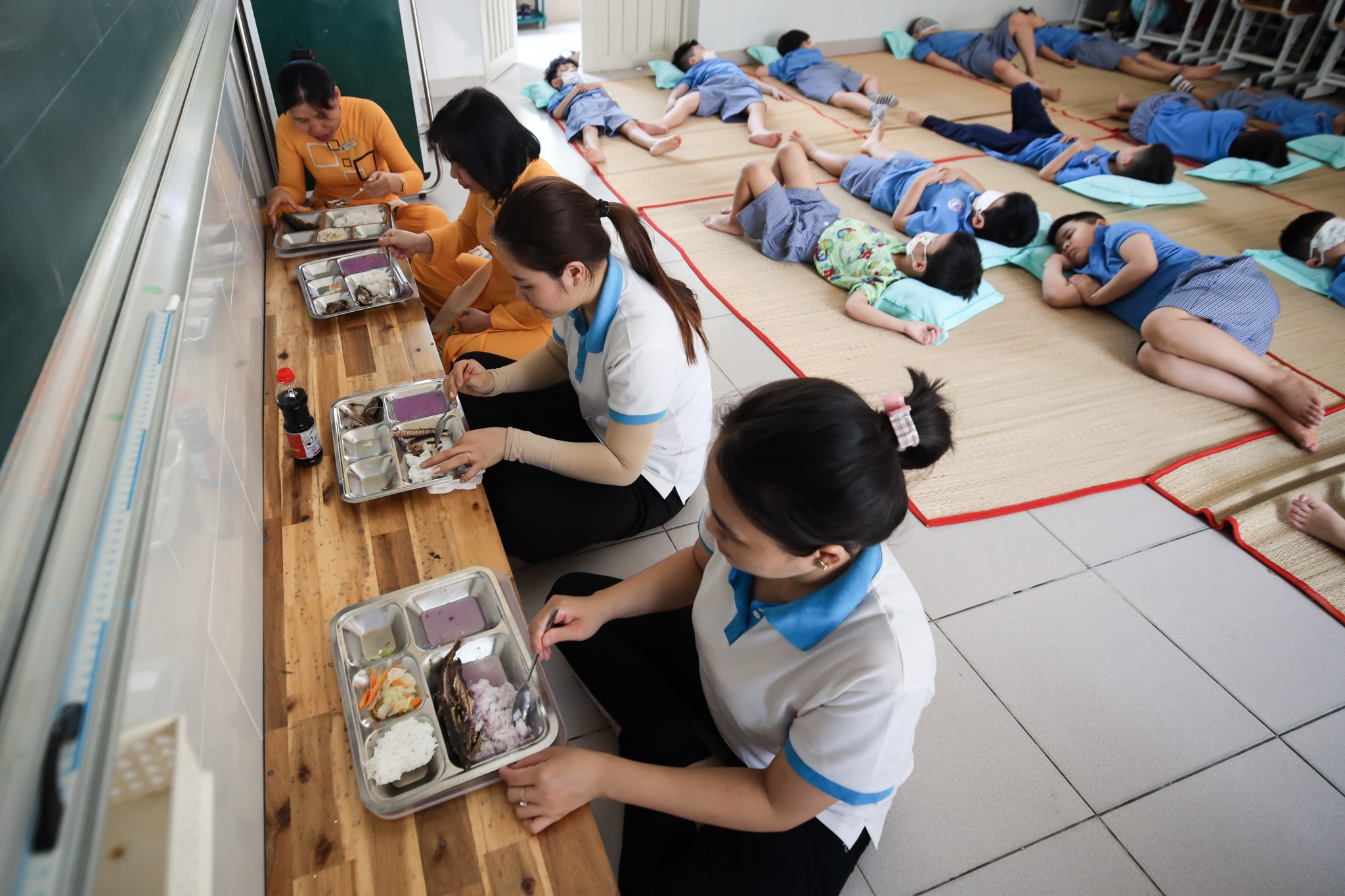 Tre lop 1 o TP.HCM lan dau an, ngu tai truong hinh anh