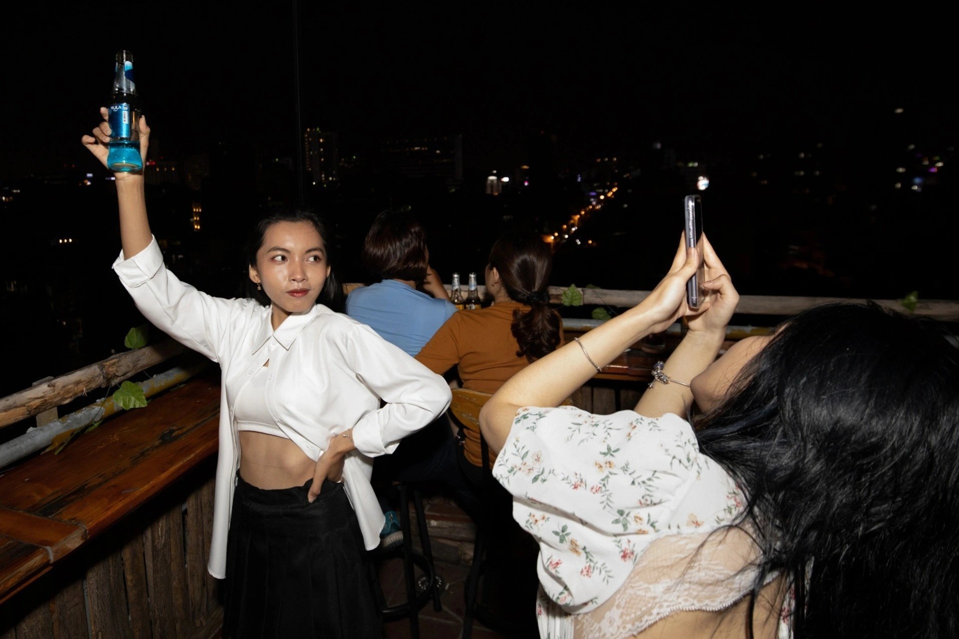 Bar san thuong co view Bitexco, Landmark 81 o TP.HCM kin ban ngay le hinh anh