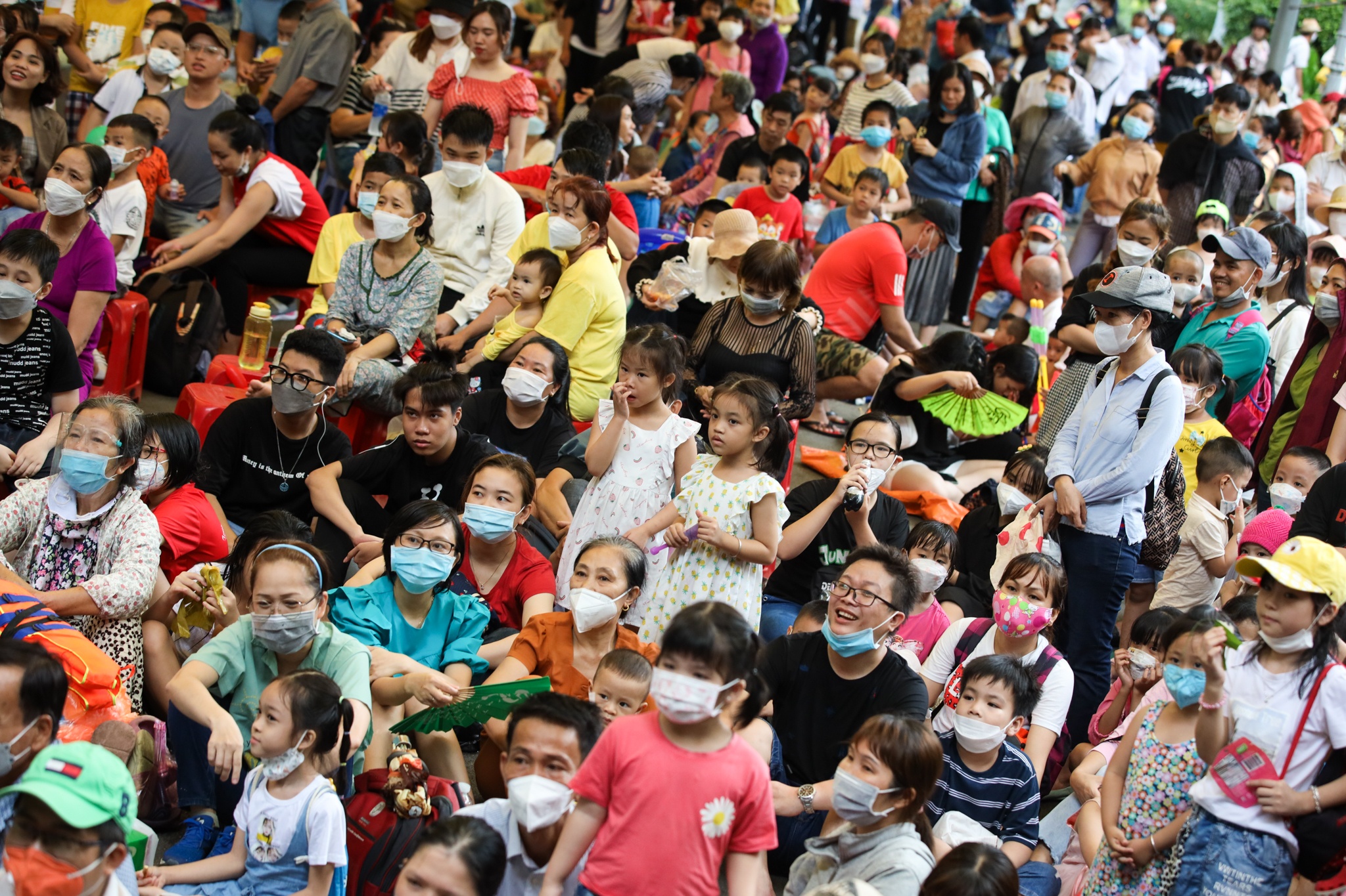 Hang nghin nguoi chen chuc duoi mua lon o Thao Cam Vien hinh anh