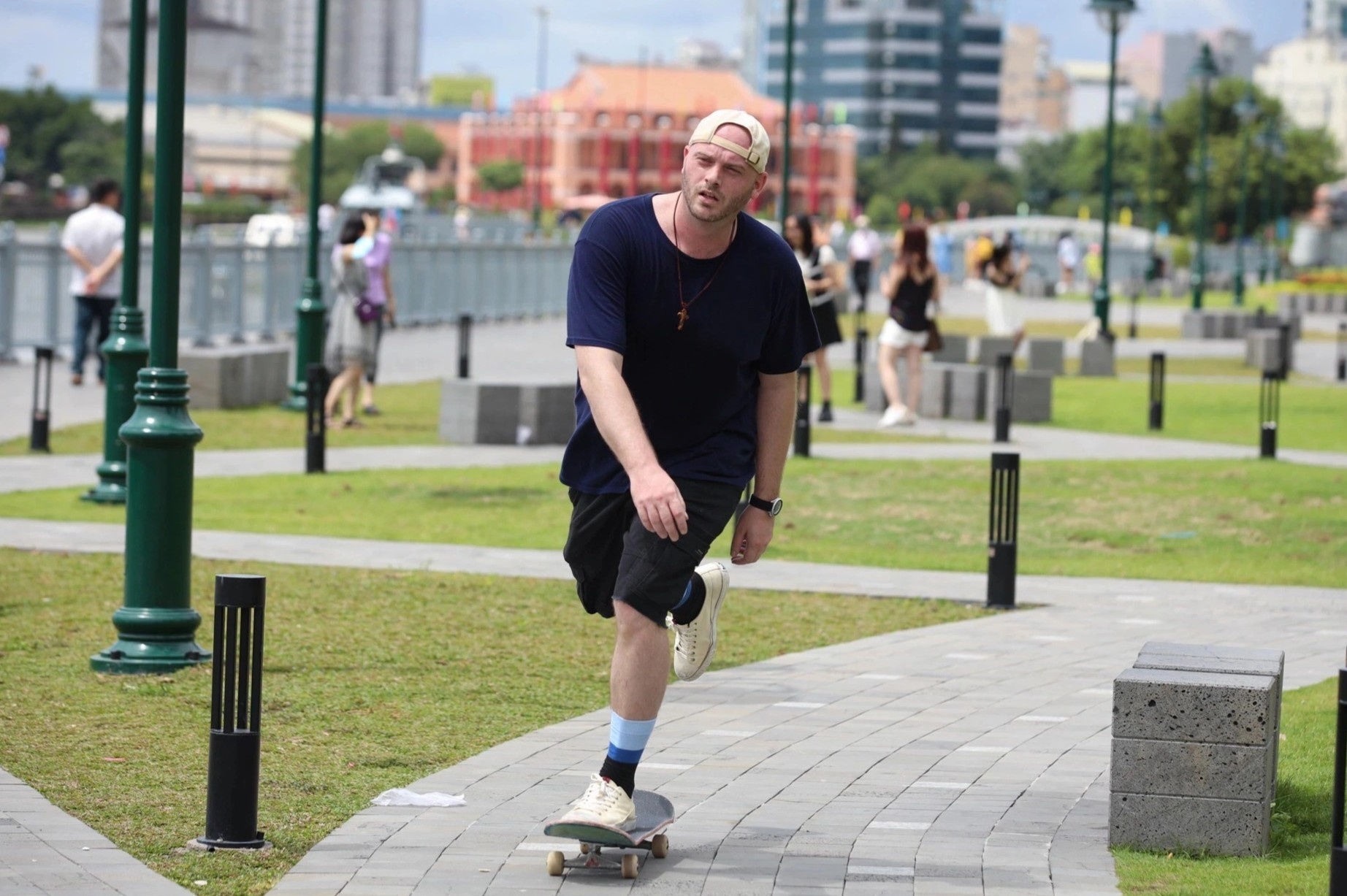 Thong tha dao choi, uong ca phe o TP.HCM ngay cuoi ky nghi le hinh anh