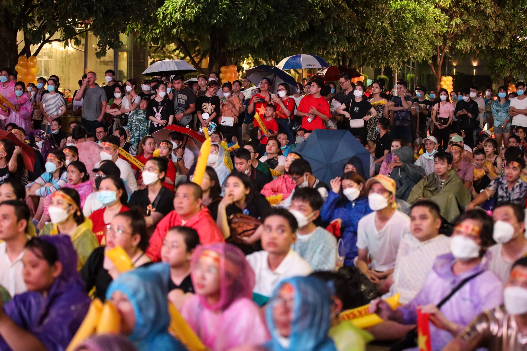 Co dong vien doi mua xem bong da o pho di bo Nguyen Hue anh 12