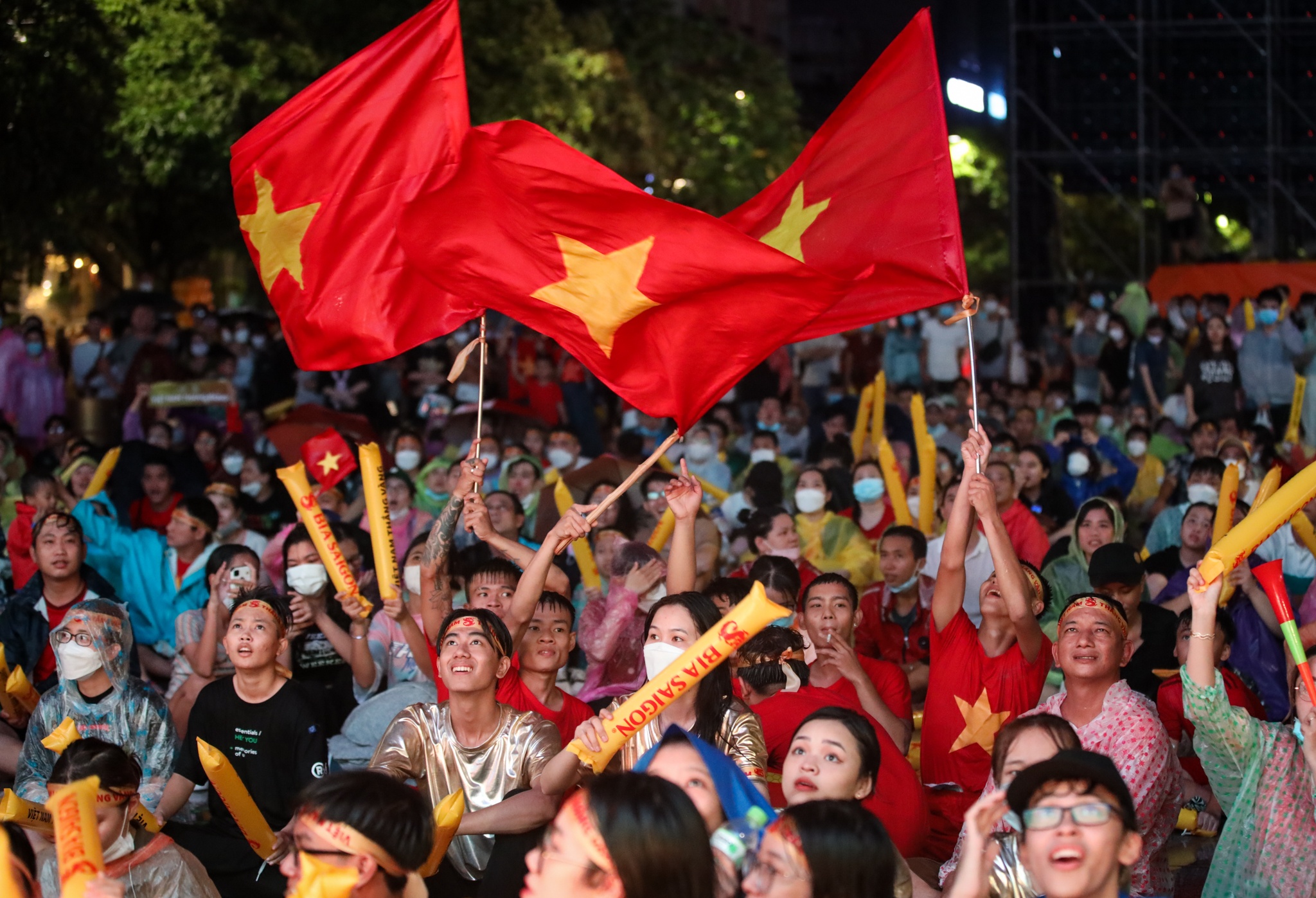 Co dong vien doi mua xem bong da o pho di bo Nguyen Hue anh 2