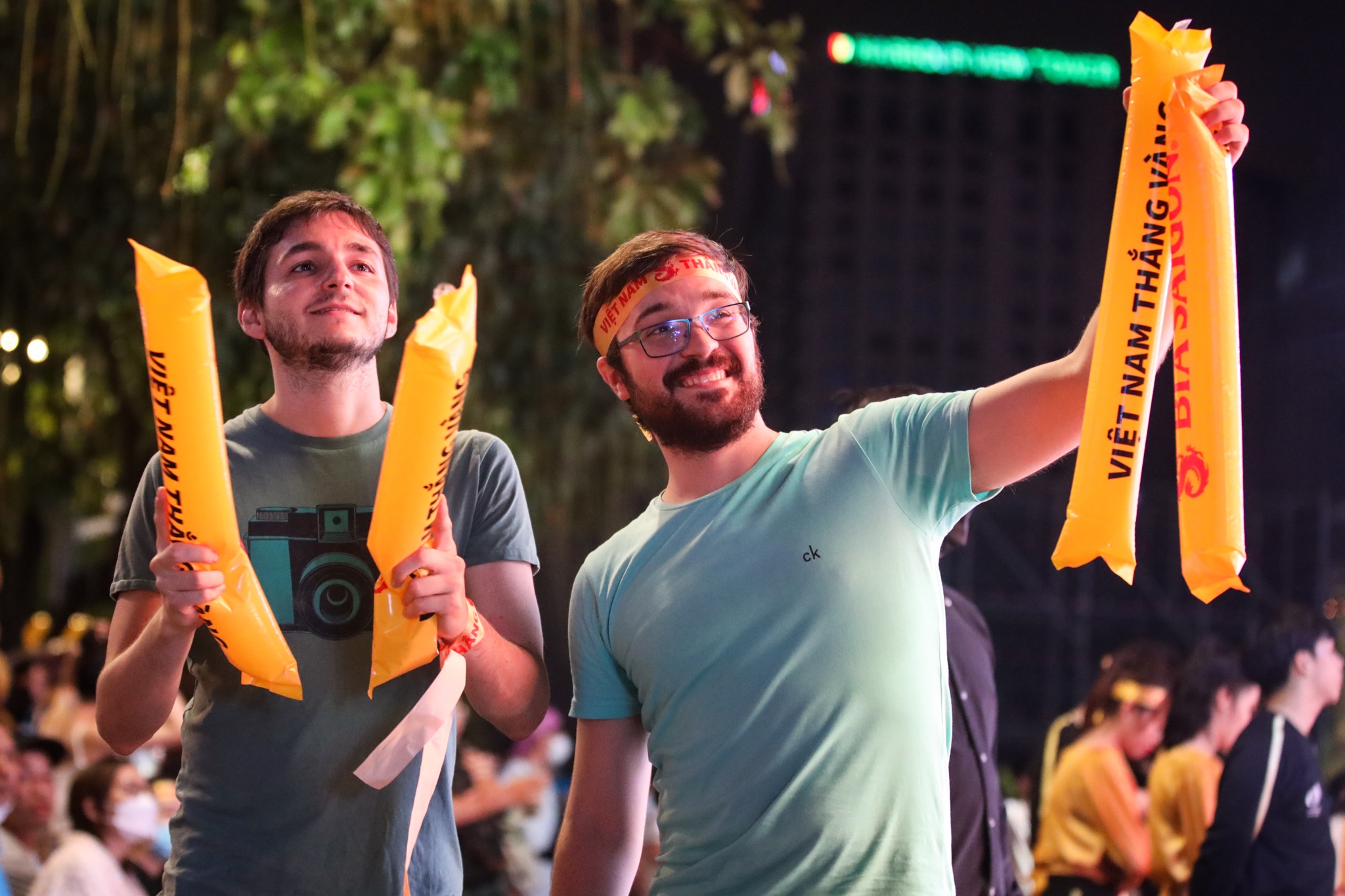 Co dong vien doi mua xem bong da o pho di bo Nguyen Hue anh 3