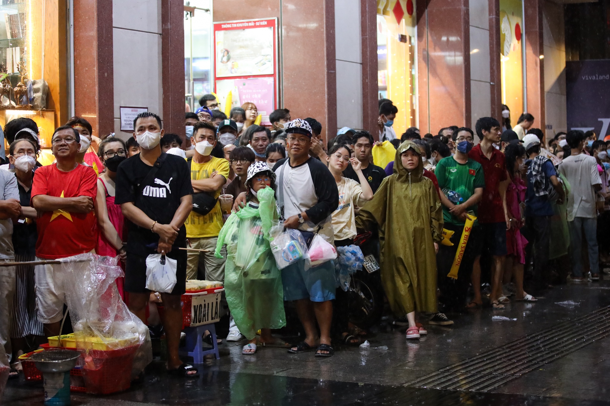 Co dong vien doi mua xem bong da o pho di bo Nguyen Hue anh 4