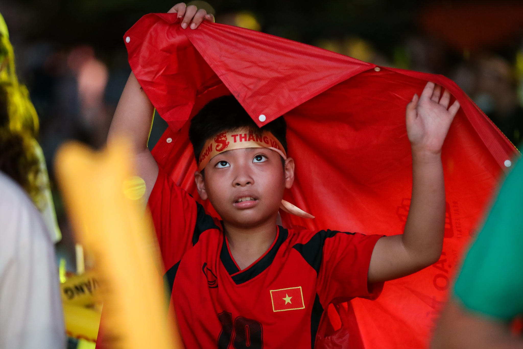 Cổ động viên đội mưa xem bóng đá ở phố đi bộ Nguyễn Huệ ảnh 6 Co dong vien doi mua xem bong da o pho di bo Nguyen Hue anh 6