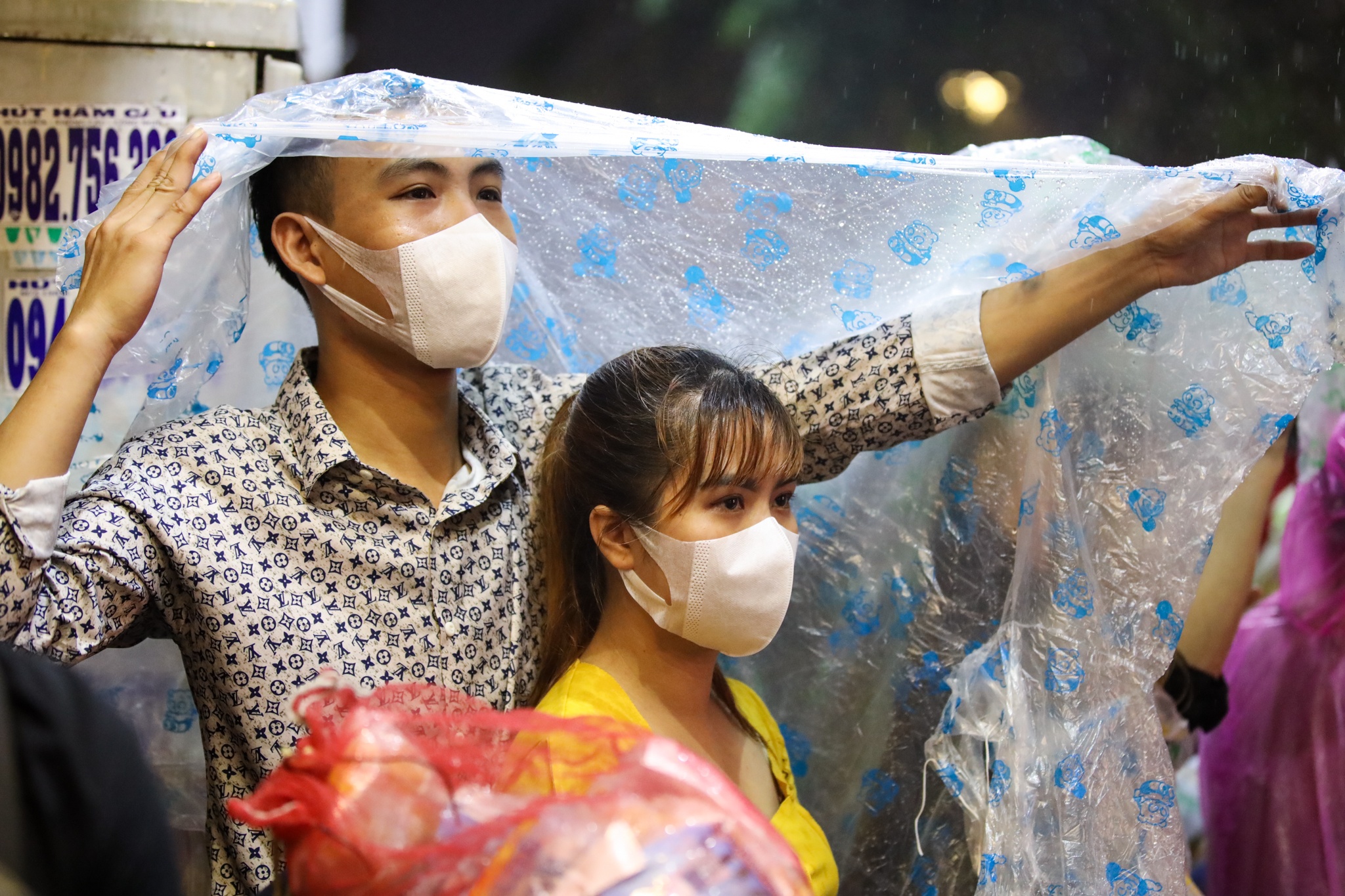 Cổ động viên đội mưa xem bóng đá ở phố đi bộ Nguyễn Huệ ảnh 8 Co dong vien doi mua xem bong da o pho di bo Nguyen Hue anh 8