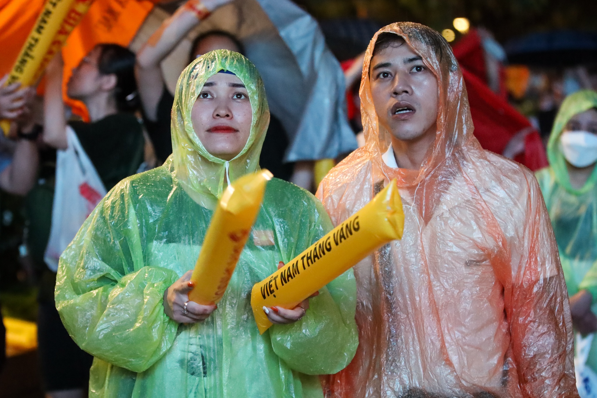Cổ động viên đội mưa xem bóng đá ở phố đi bộ Nguyễn Huệ ảnh 7 Co dong vien doi mua xem bong da o pho di bo Nguyen Hue anh 7