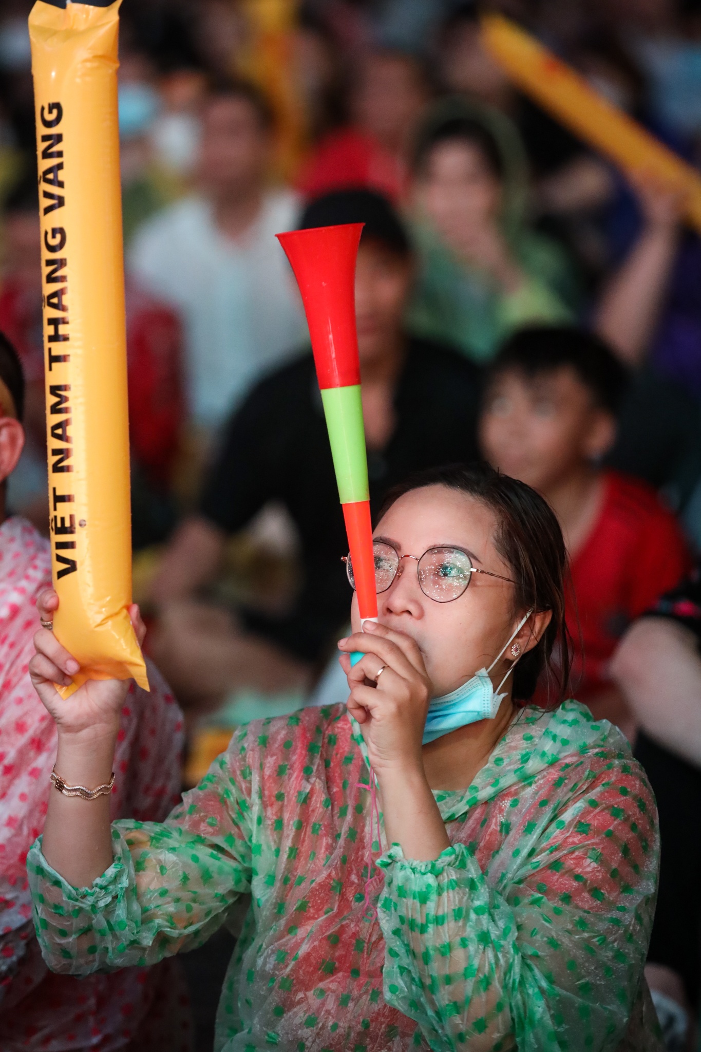 Co dong vien doi mua xem bong da o pho di bo Nguyen Hue anh 9