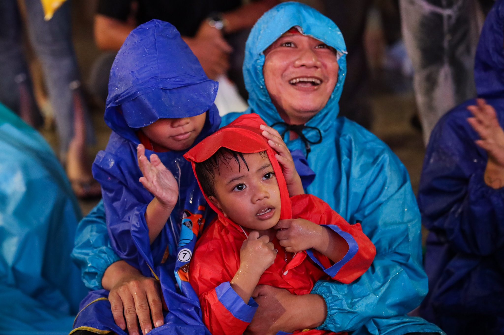 Co dong vien doi mua xem bong da o pho di bo Nguyen Hue anh 10