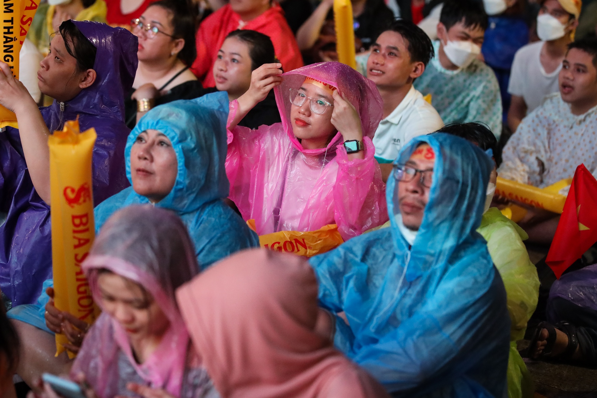 Co dong vien doi mua xem bong da o pho di bo Nguyen Hue anh 11