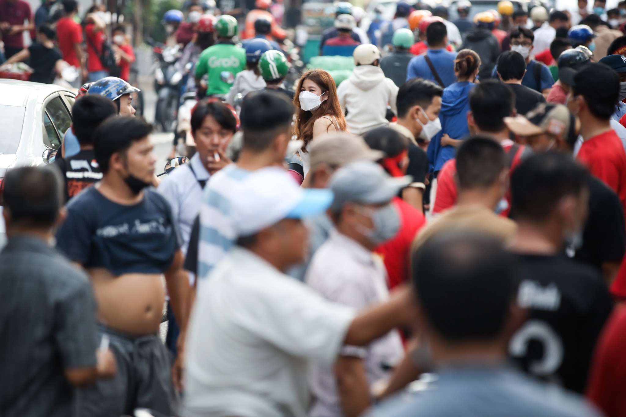 Van Lam duoc co dong vien nu san don anh 5