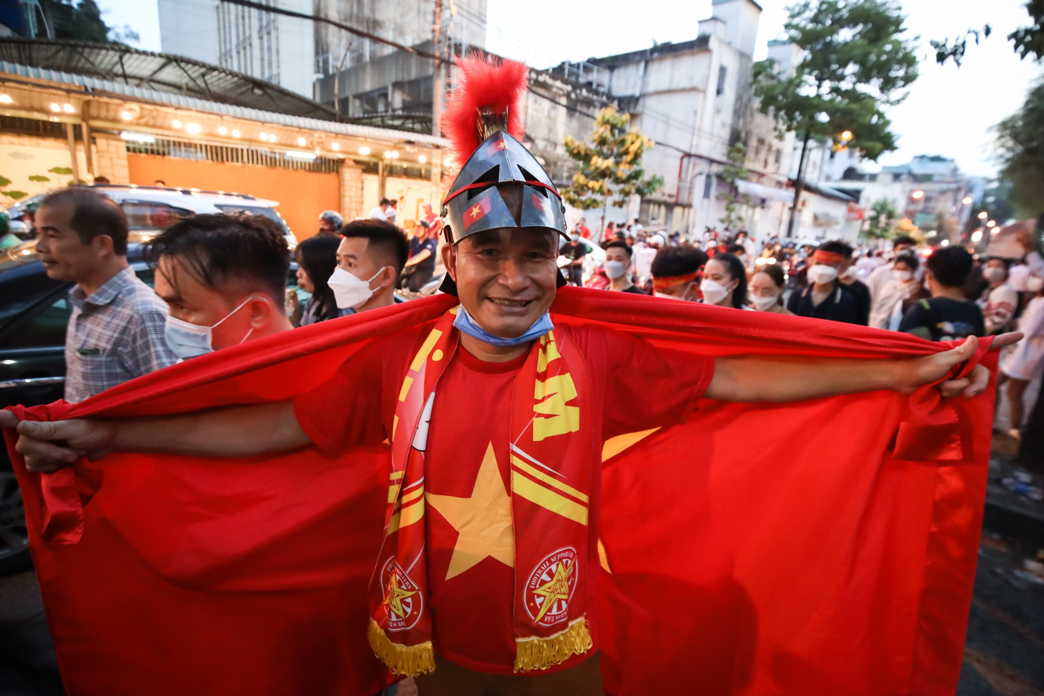 Van Lam duoc co dong vien nu san don anh 6