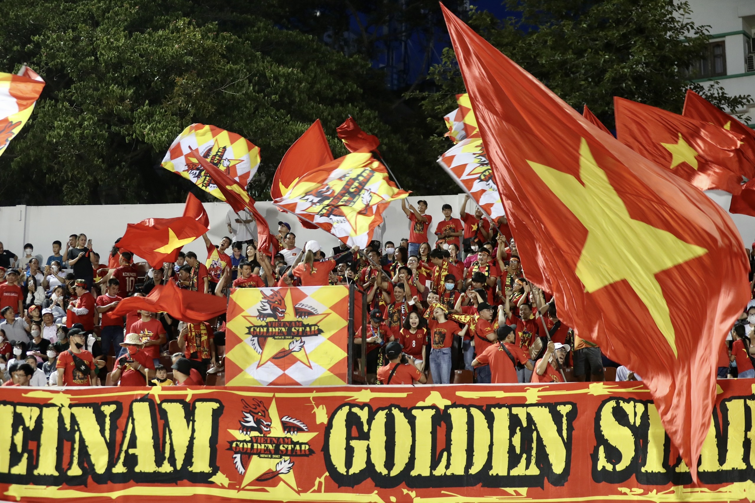 Van Lam duoc co dong vien nu san don anh 9