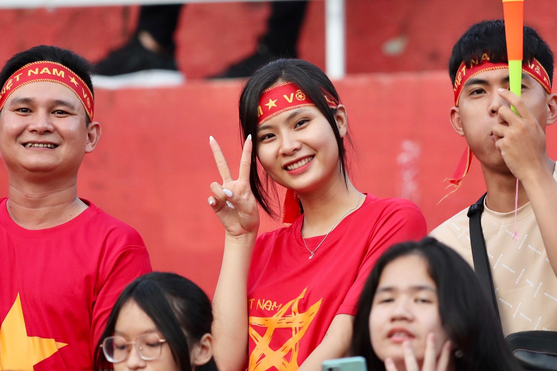 Fan nu o TP.HCM mong cho Quang Hai ghi ban tren san Thong Nhat hinh anh