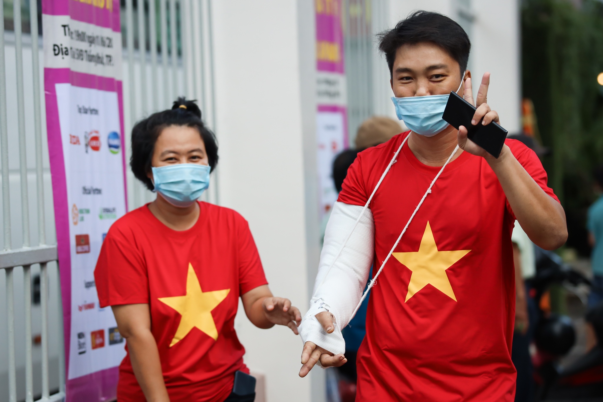 Van Lam duoc co dong vien nu san don anh 3