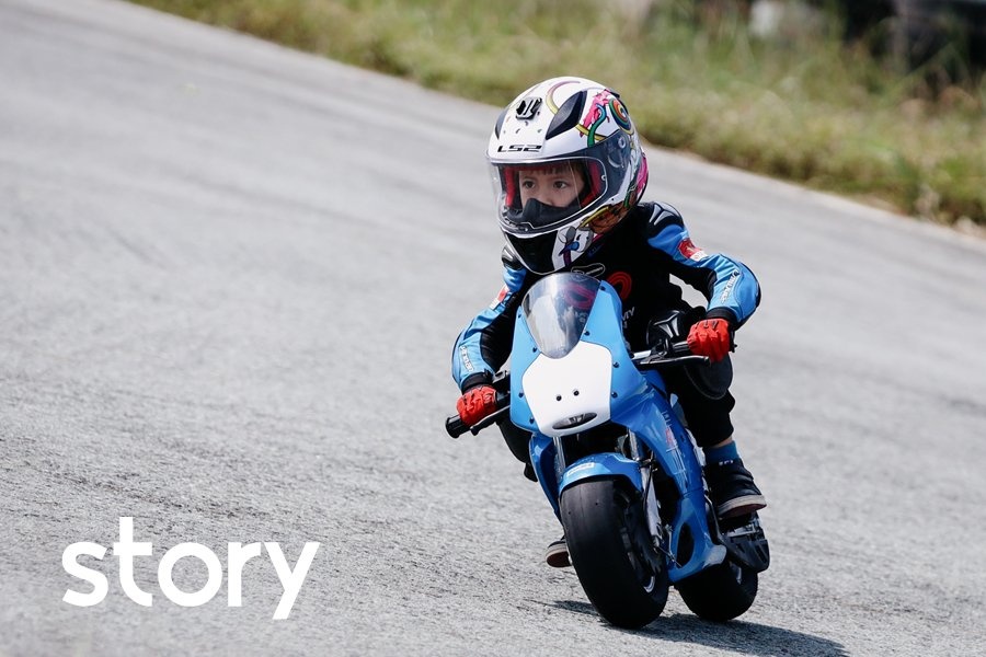 Cap song sinh lai tay moi 5 tuoi da me dua xe hinh anh